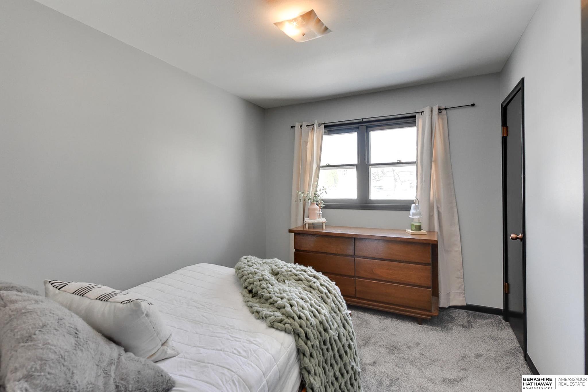 Omaha, Nebraska 68124, United States, 3 Bedrooms Bedrooms, ,2 BathroomsBathrooms,Residential,Pending,120041