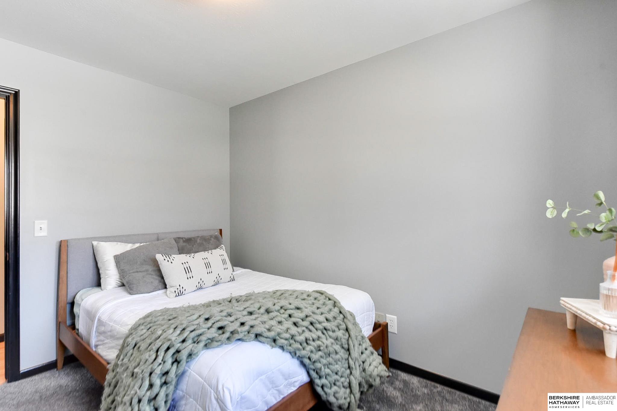 Omaha, Nebraska 68124, United States, 3 Bedrooms Bedrooms, ,2 BathroomsBathrooms,Residential,Pending,120041