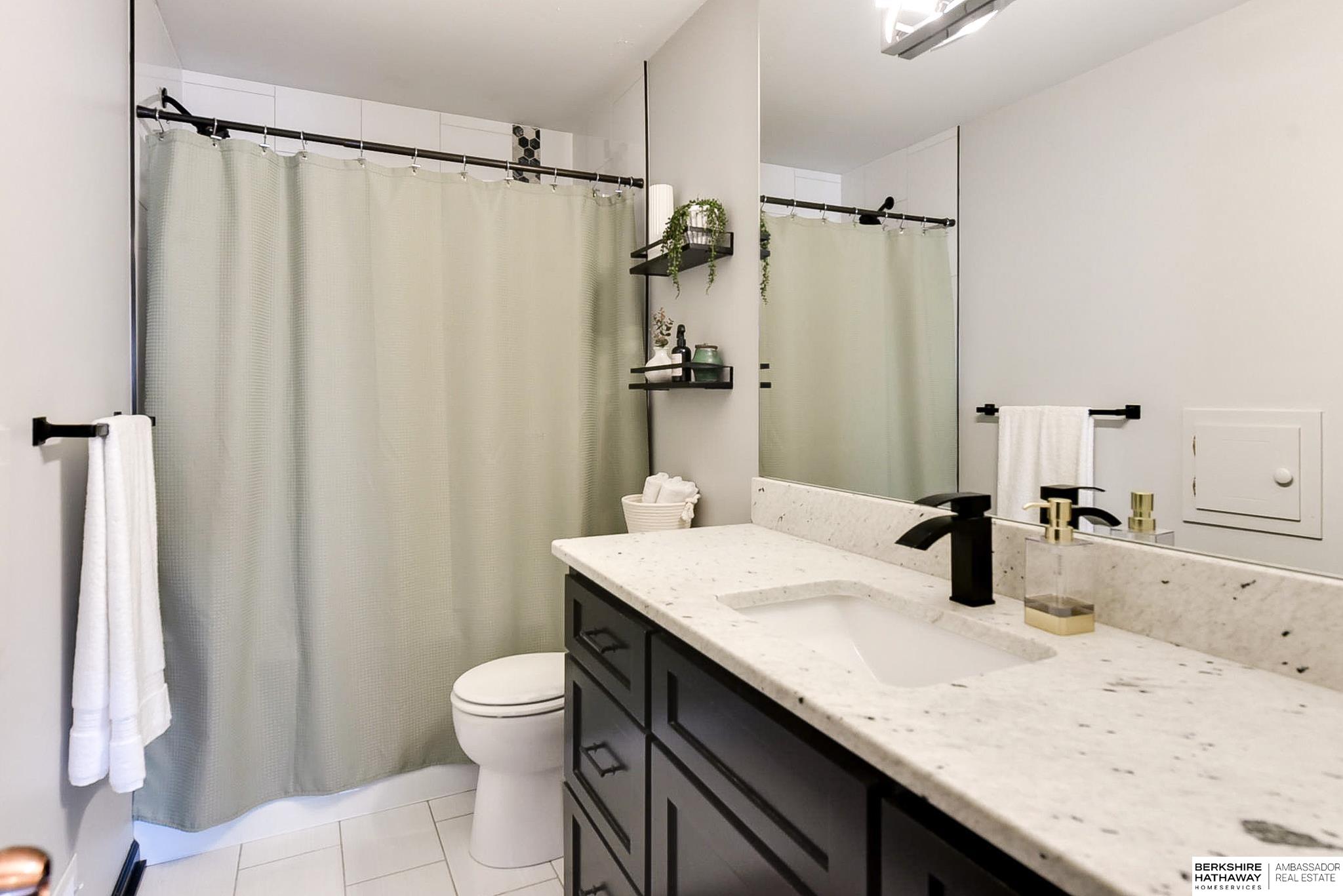 Omaha, Nebraska 68124, United States, 3 Bedrooms Bedrooms, ,2 BathroomsBathrooms,Residential,Pending,120041