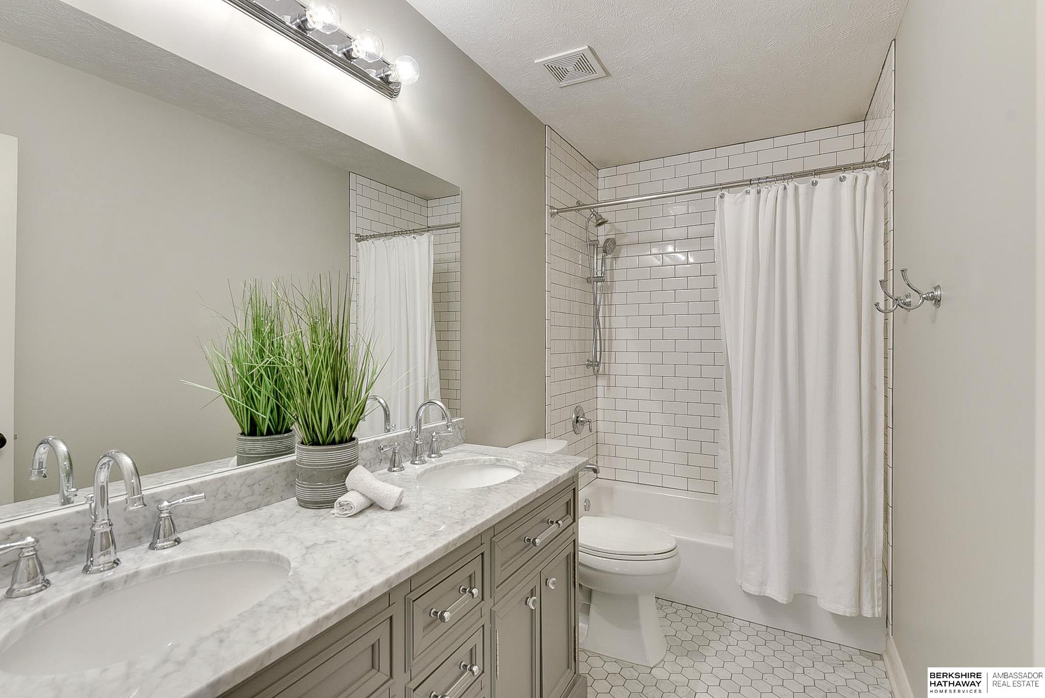 Omaha, Nebraska 68130, United States, 4 Bedrooms Bedrooms, ,2 BathroomsBathrooms,Residential,Pending,107960