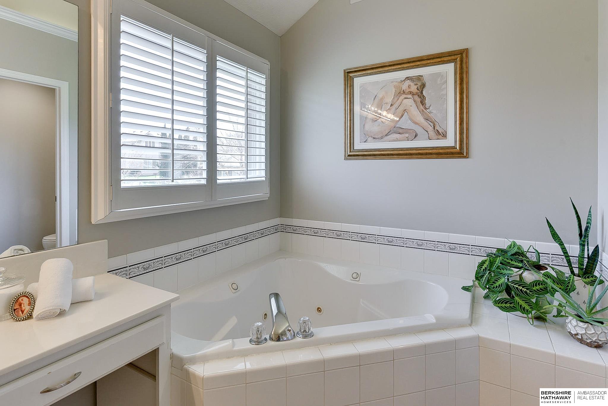 Omaha, Nebraska 68130, United States, 4 Bedrooms Bedrooms, ,2 BathroomsBathrooms,Residential,Pending,107960