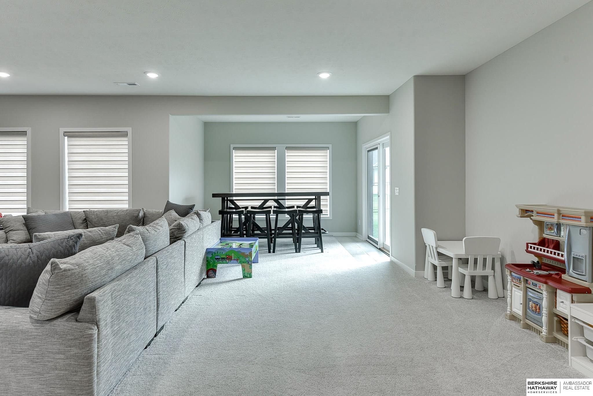 Omaha, Nebraska 68022, United States, 5 Bedrooms Bedrooms, ,3 BathroomsBathrooms,Residential,Pending,36267