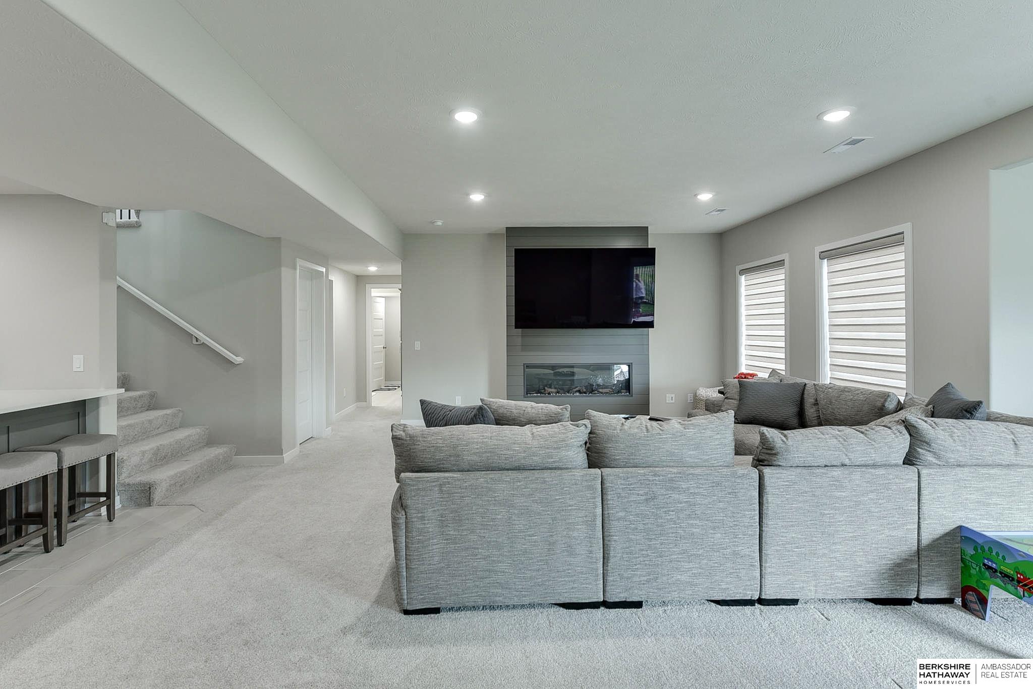 Omaha, Nebraska 68022, United States, 5 Bedrooms Bedrooms, ,3 BathroomsBathrooms,Residential,Pending,36267