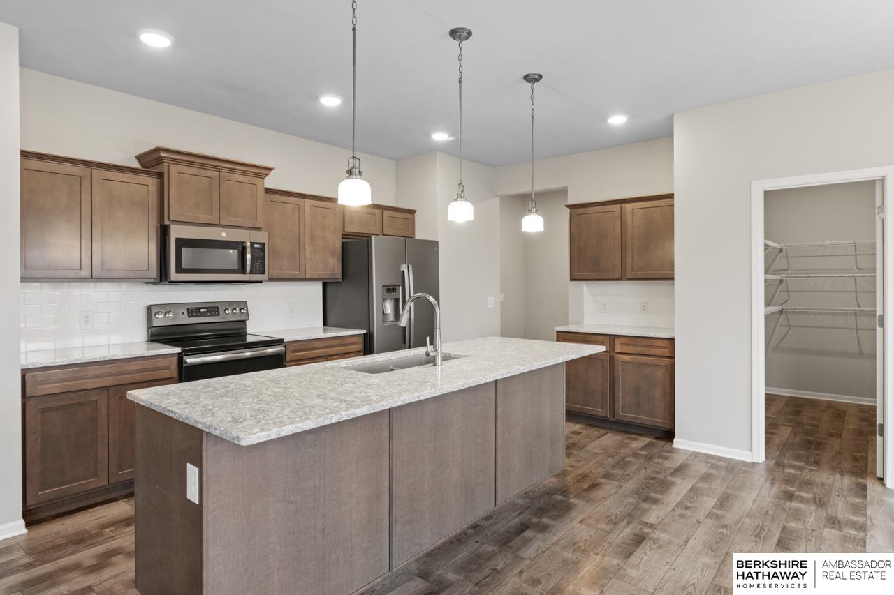 Bellevue, Nebraska 68123, United States, 4 Bedrooms Bedrooms, ,3 BathroomsBathrooms,Residential,Pending,22825