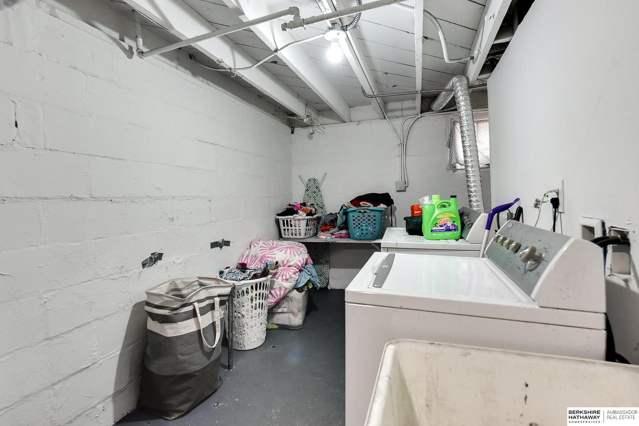 Omaha, Nebraska 68111, United States, 3 Bedrooms Bedrooms, ,1 BathroomBathrooms,Residential,Active,80017