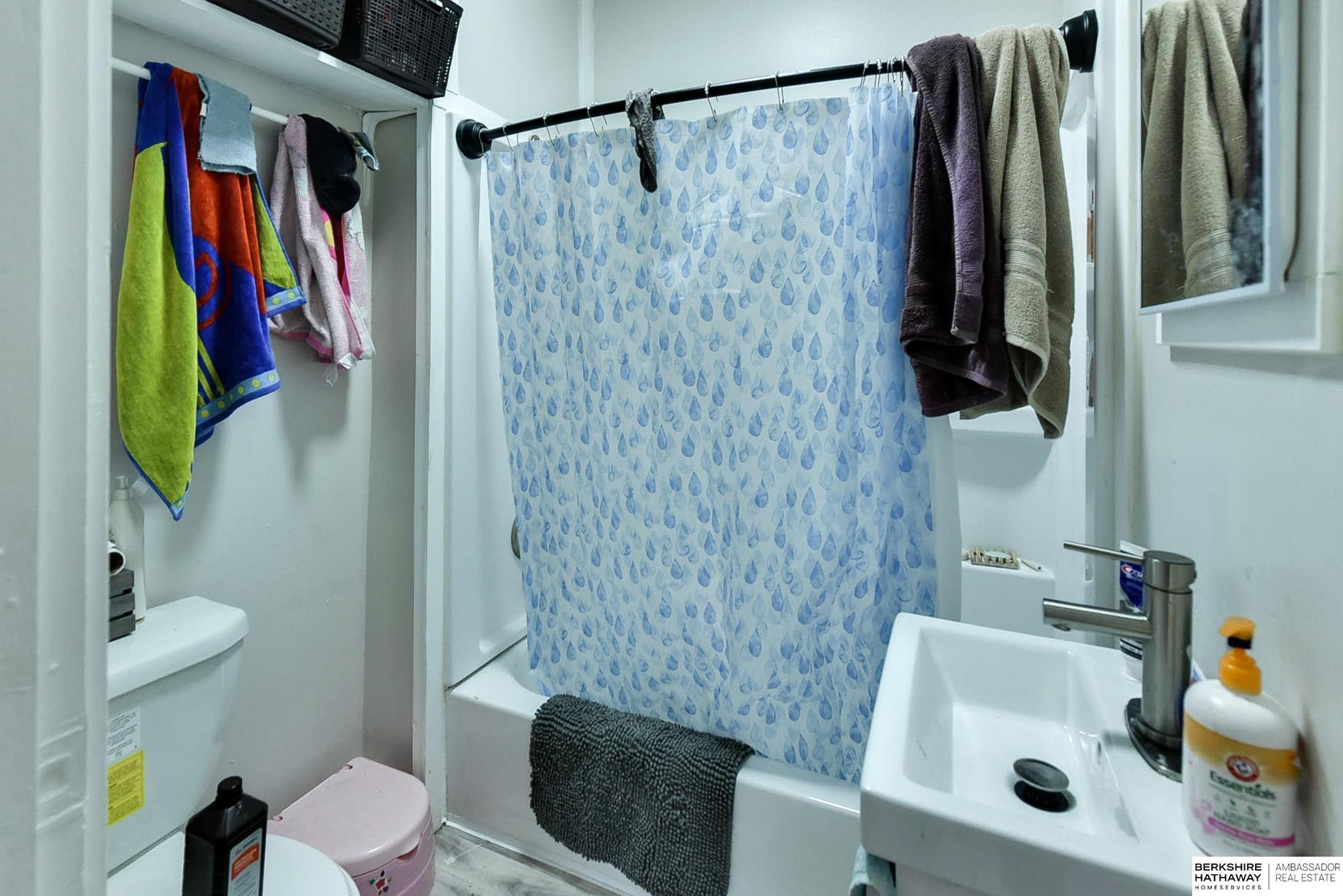 Omaha, Nebraska 68111, United States, 3 Bedrooms Bedrooms, ,1 BathroomBathrooms,Residential,Active,80017