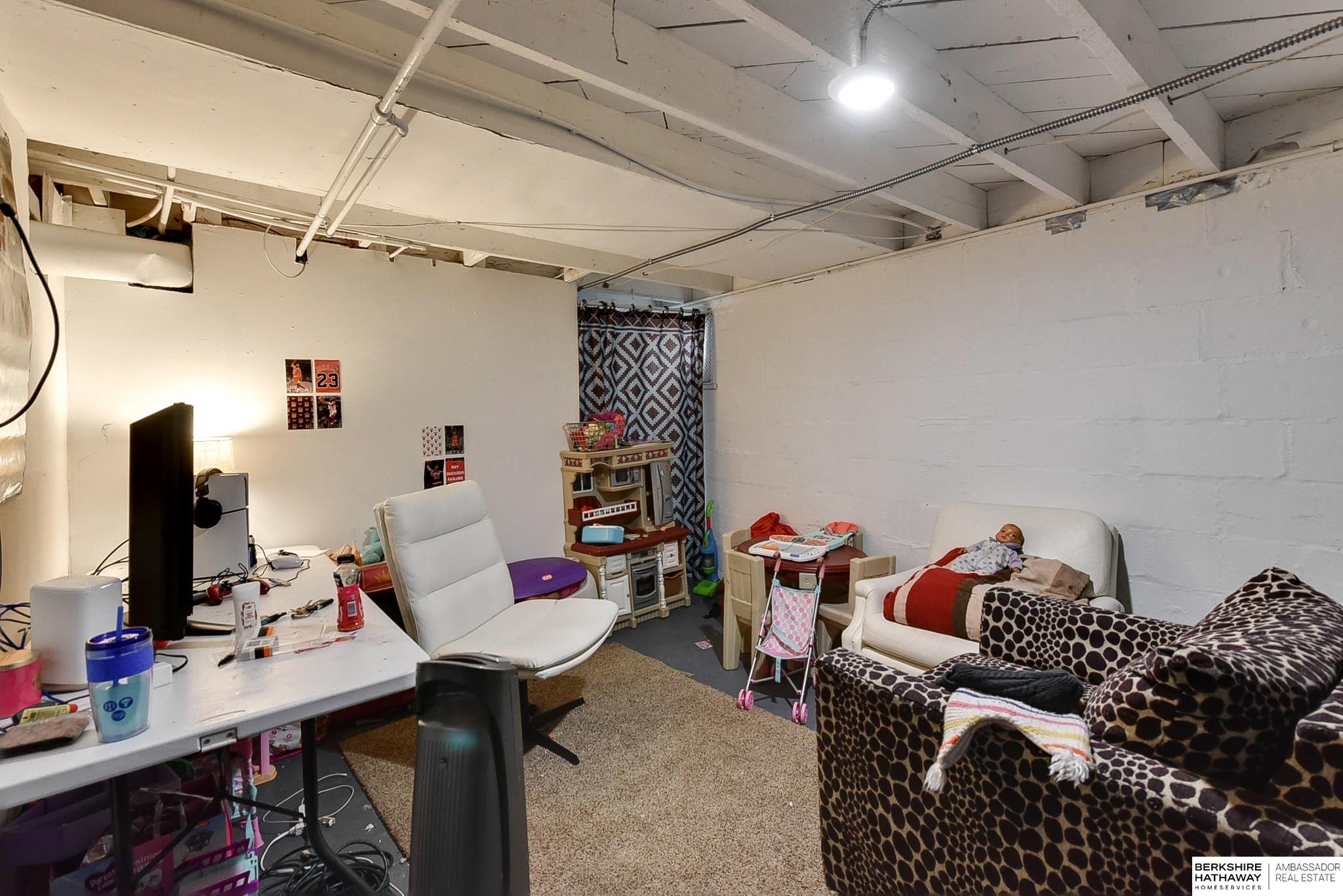 Omaha, Nebraska 68111, United States, 3 Bedrooms Bedrooms, ,1 BathroomBathrooms,Residential,Active,80017