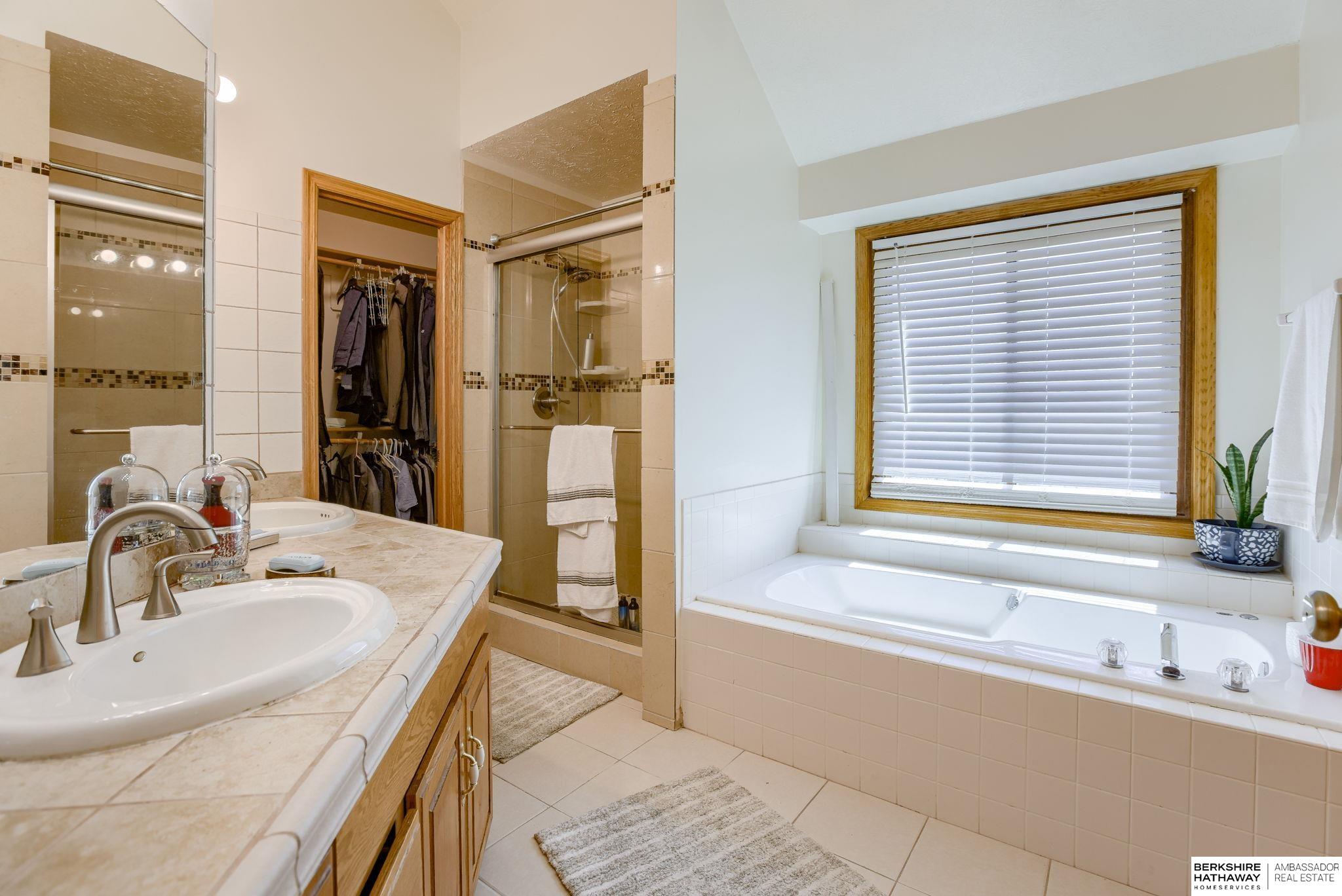 Papillion, Nebraska 68046, United States, 4 Bedrooms Bedrooms, ,4 BathroomsBathrooms,Residential,Pending,111816