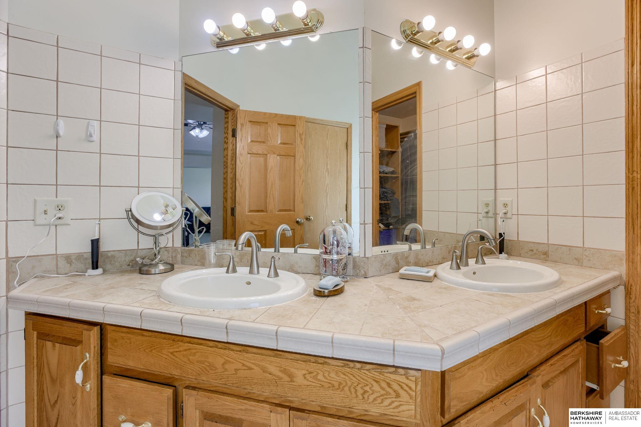 Papillion, Nebraska 68046, United States, 4 Bedrooms Bedrooms, ,4 BathroomsBathrooms,Residential,Pending,111816