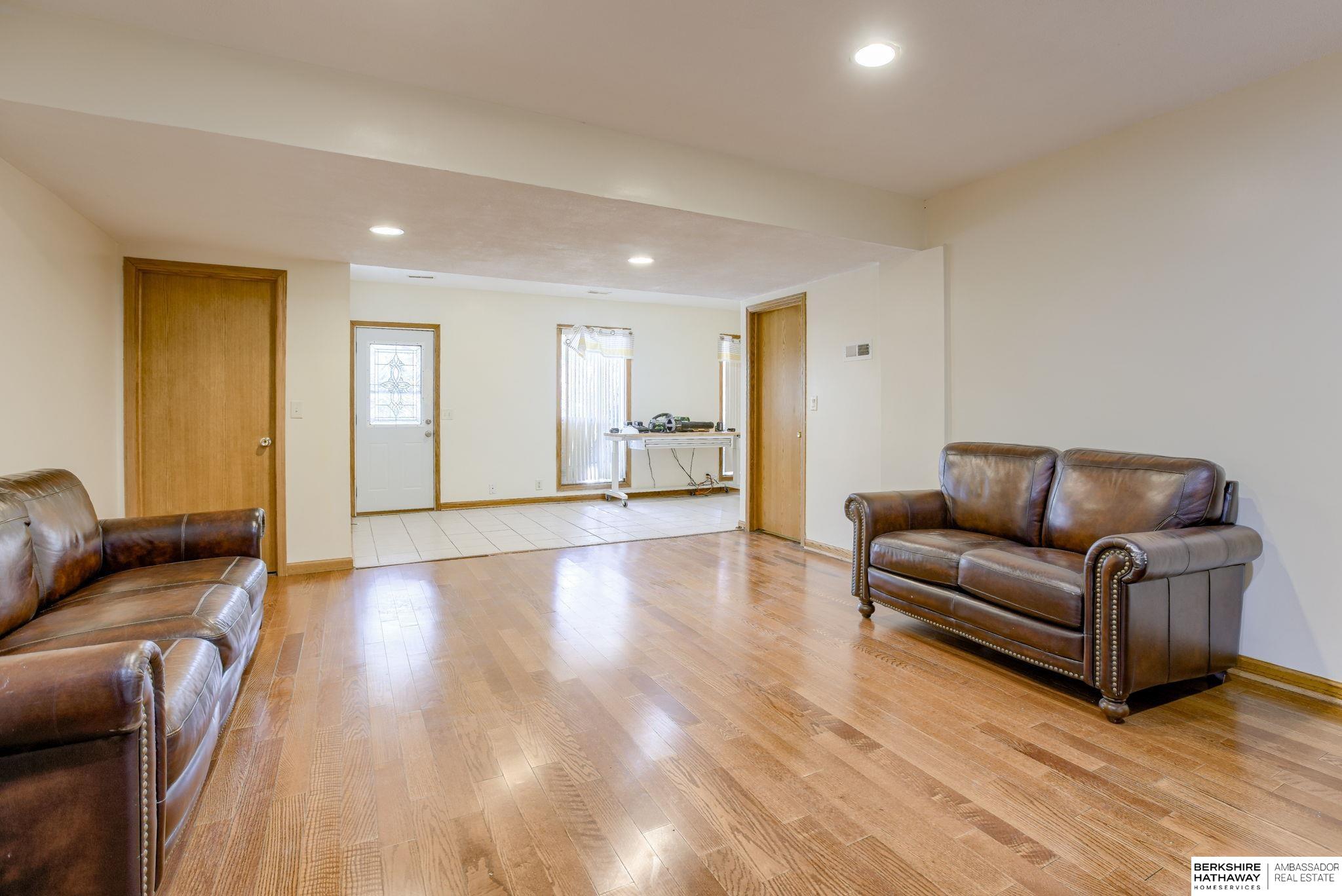 Papillion, Nebraska 68046, United States, 4 Bedrooms Bedrooms, ,4 BathroomsBathrooms,Residential,Pending,111816