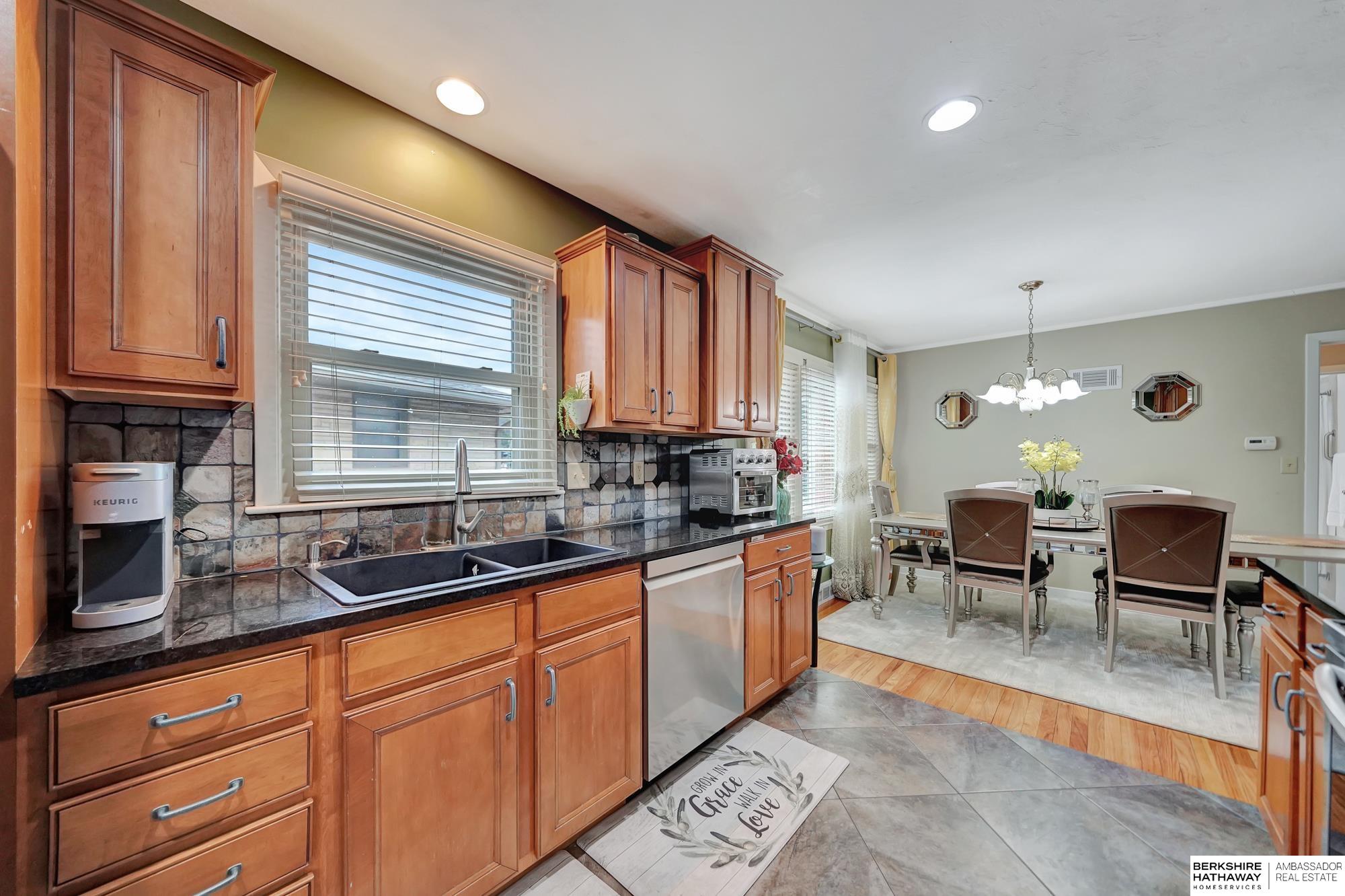 Lincoln, Nebraska 68506, United States, 2 Bedrooms Bedrooms, ,1 BathroomBathrooms,Residential,Pending,9430