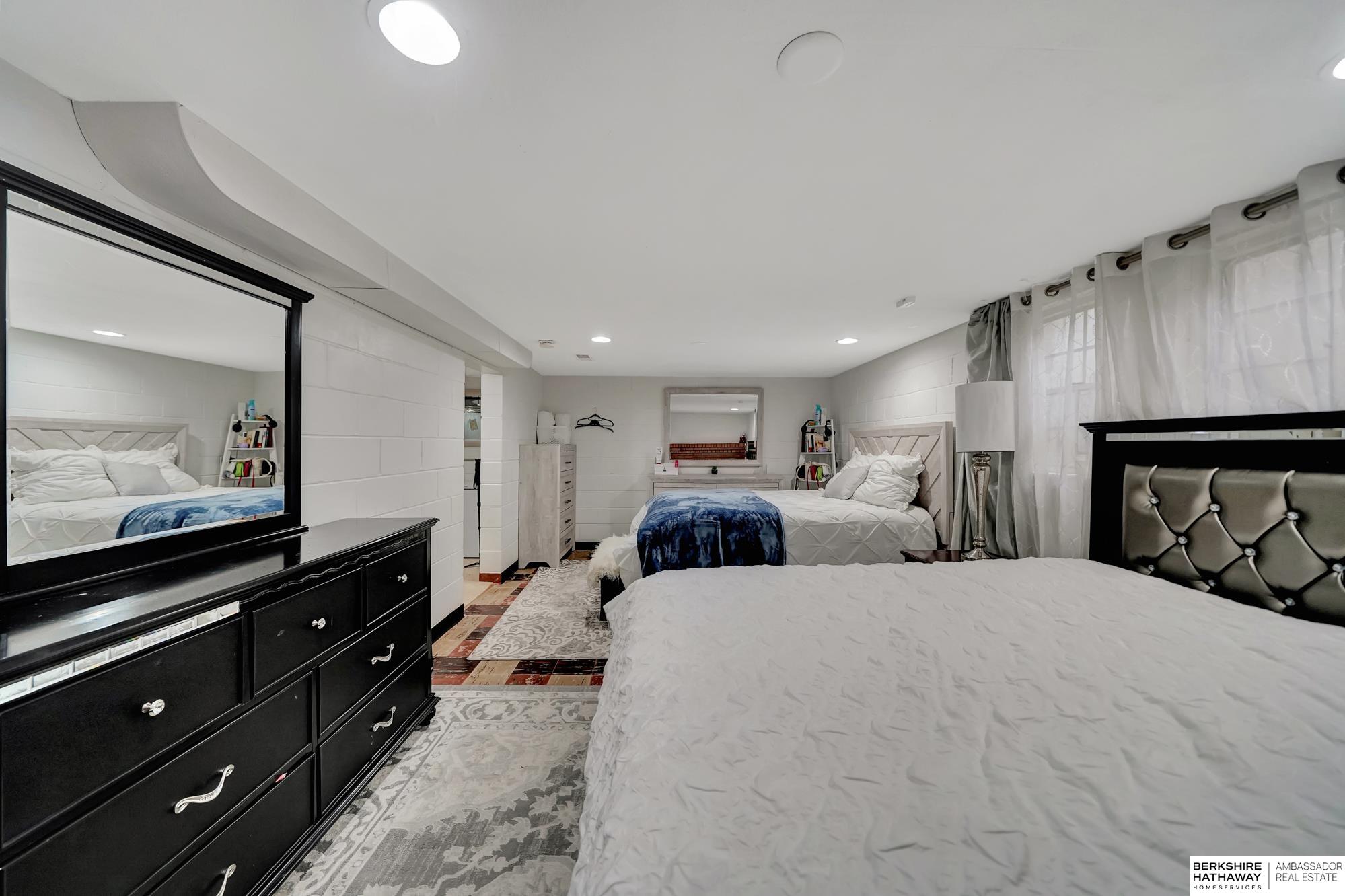 Lincoln, Nebraska 68506, United States, 2 Bedrooms Bedrooms, ,1 BathroomBathrooms,Residential,Pending,9430