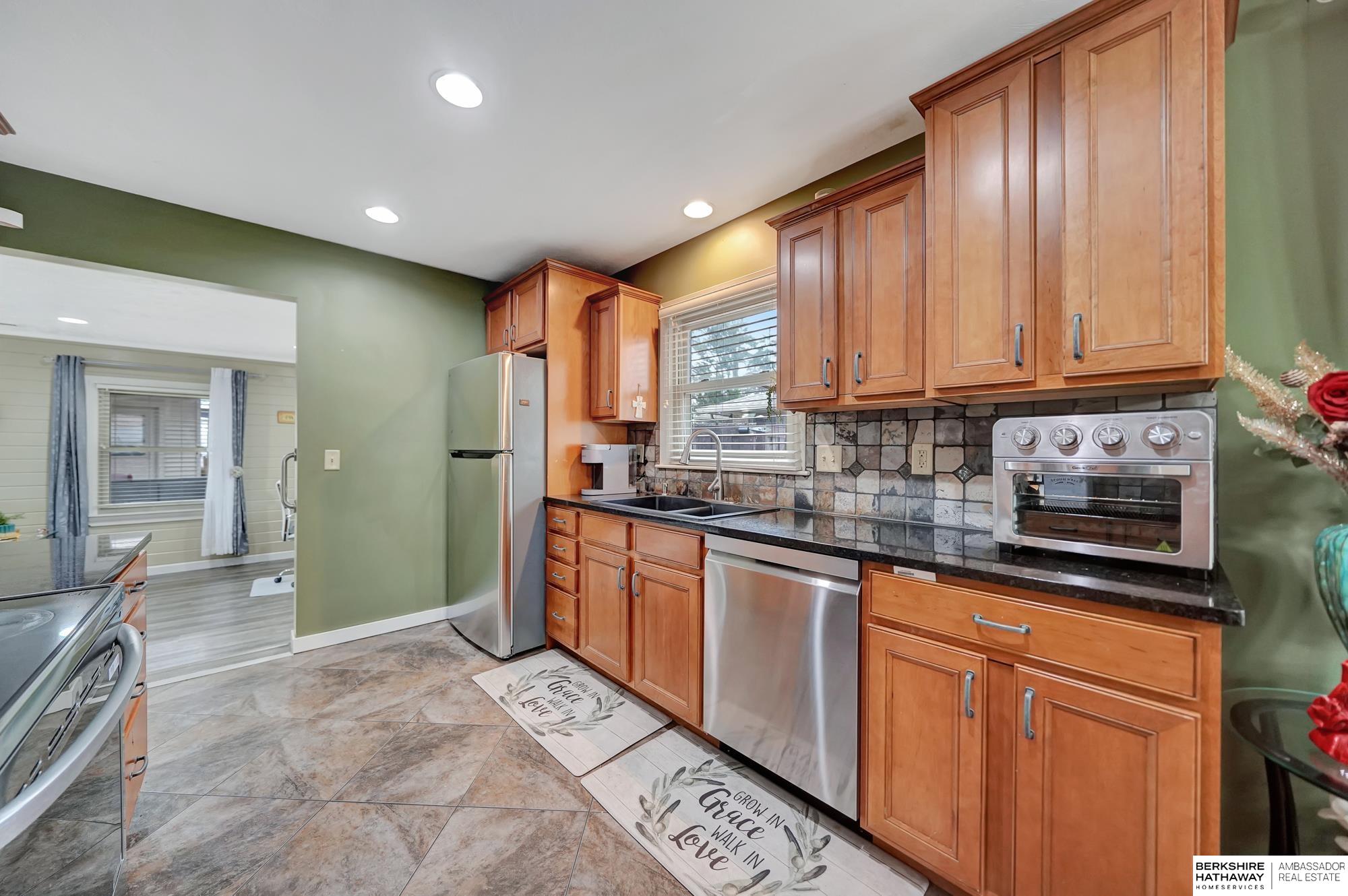 Lincoln, Nebraska 68506, United States, 2 Bedrooms Bedrooms, ,1 BathroomBathrooms,Residential,Pending,9430