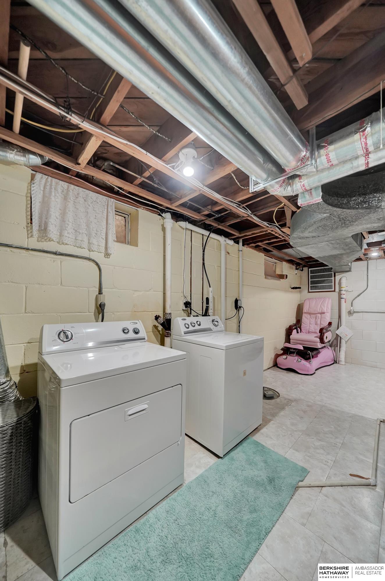 Lincoln, Nebraska 68506, United States, 2 Bedrooms Bedrooms, ,1 BathroomBathrooms,Residential,Pending,9430