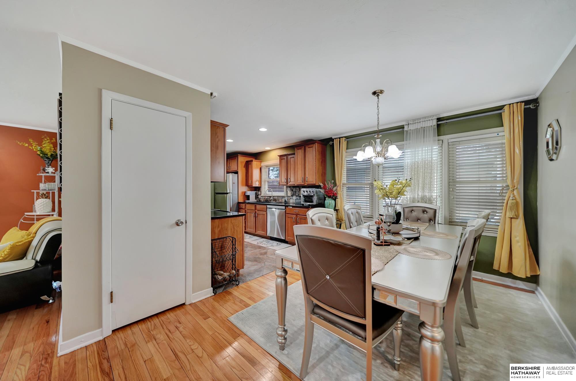 Lincoln, Nebraska 68506, United States, 2 Bedrooms Bedrooms, ,1 BathroomBathrooms,Residential,Pending,9430