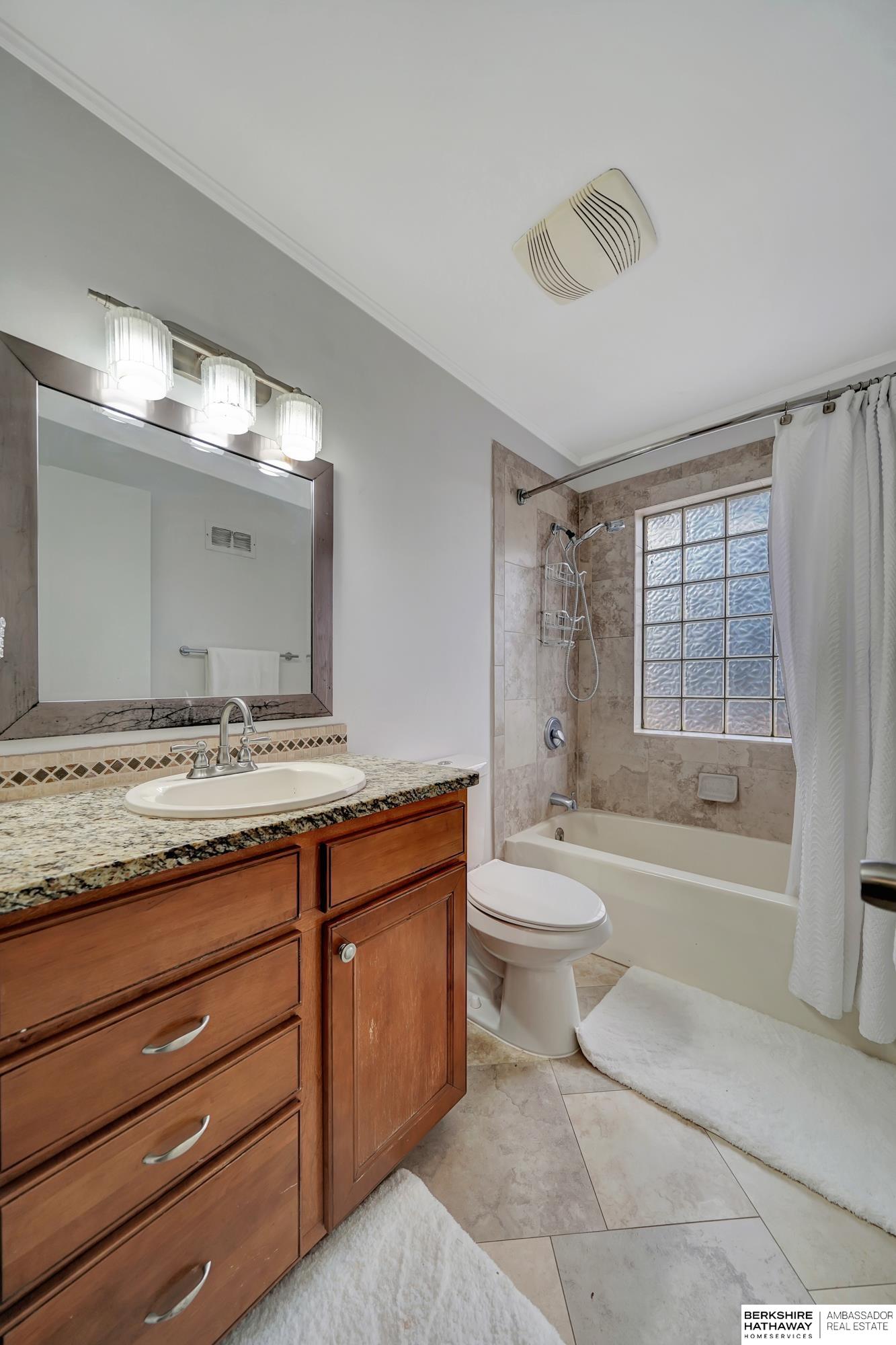 Lincoln, Nebraska 68506, United States, 2 Bedrooms Bedrooms, ,1 BathroomBathrooms,Residential,Pending,9430