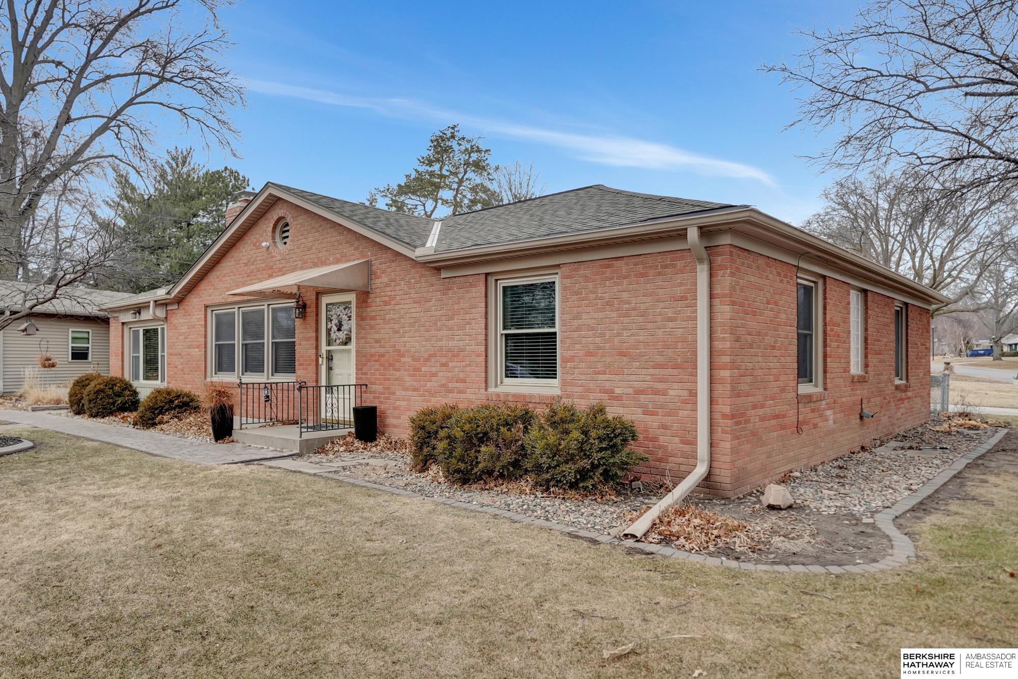 Lincoln, Nebraska 68506, United States, 2 Bedrooms Bedrooms, ,1 BathroomBathrooms,Residential,Pending,9430