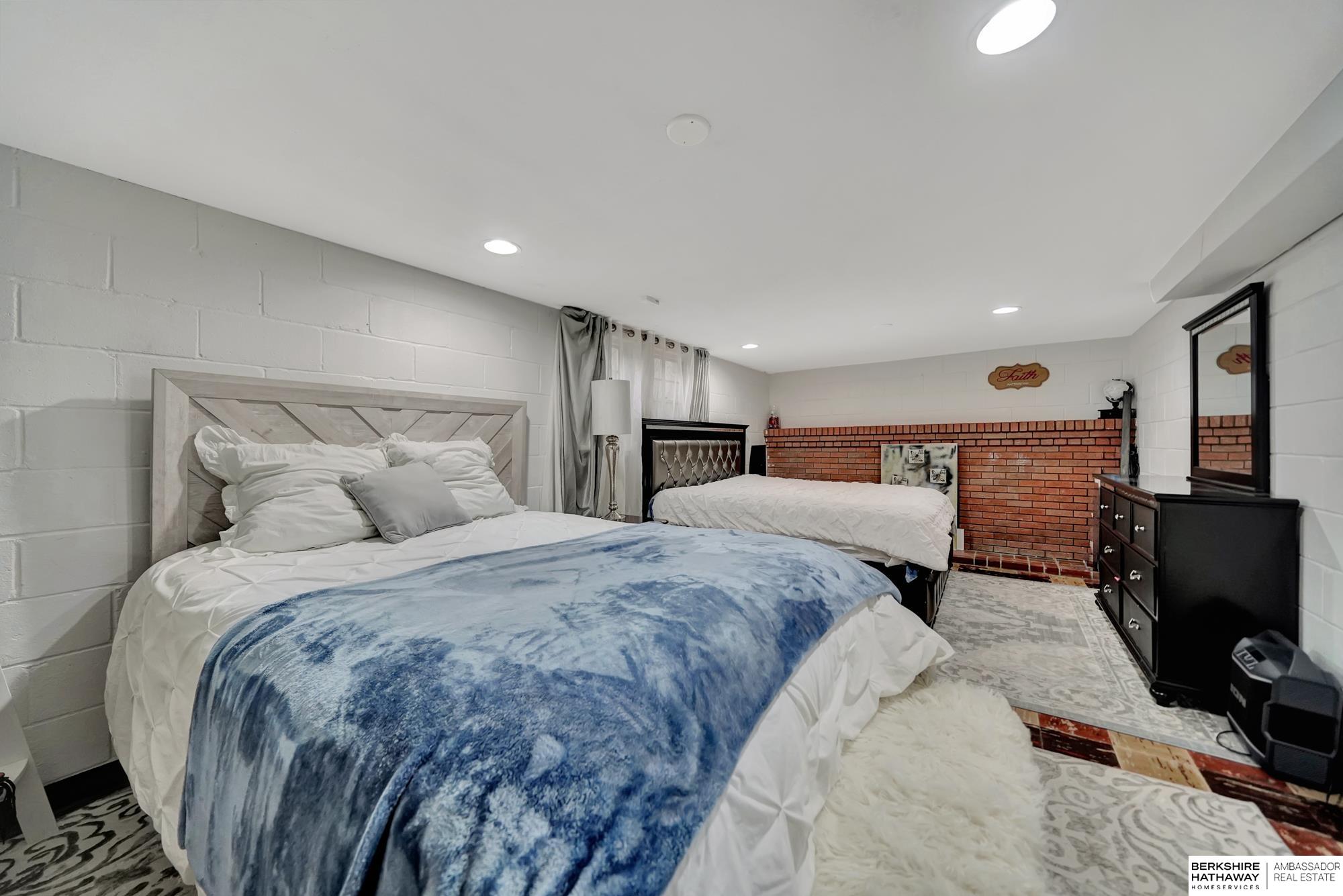 Lincoln, Nebraska 68506, United States, 2 Bedrooms Bedrooms, ,1 BathroomBathrooms,Residential,Pending,9430