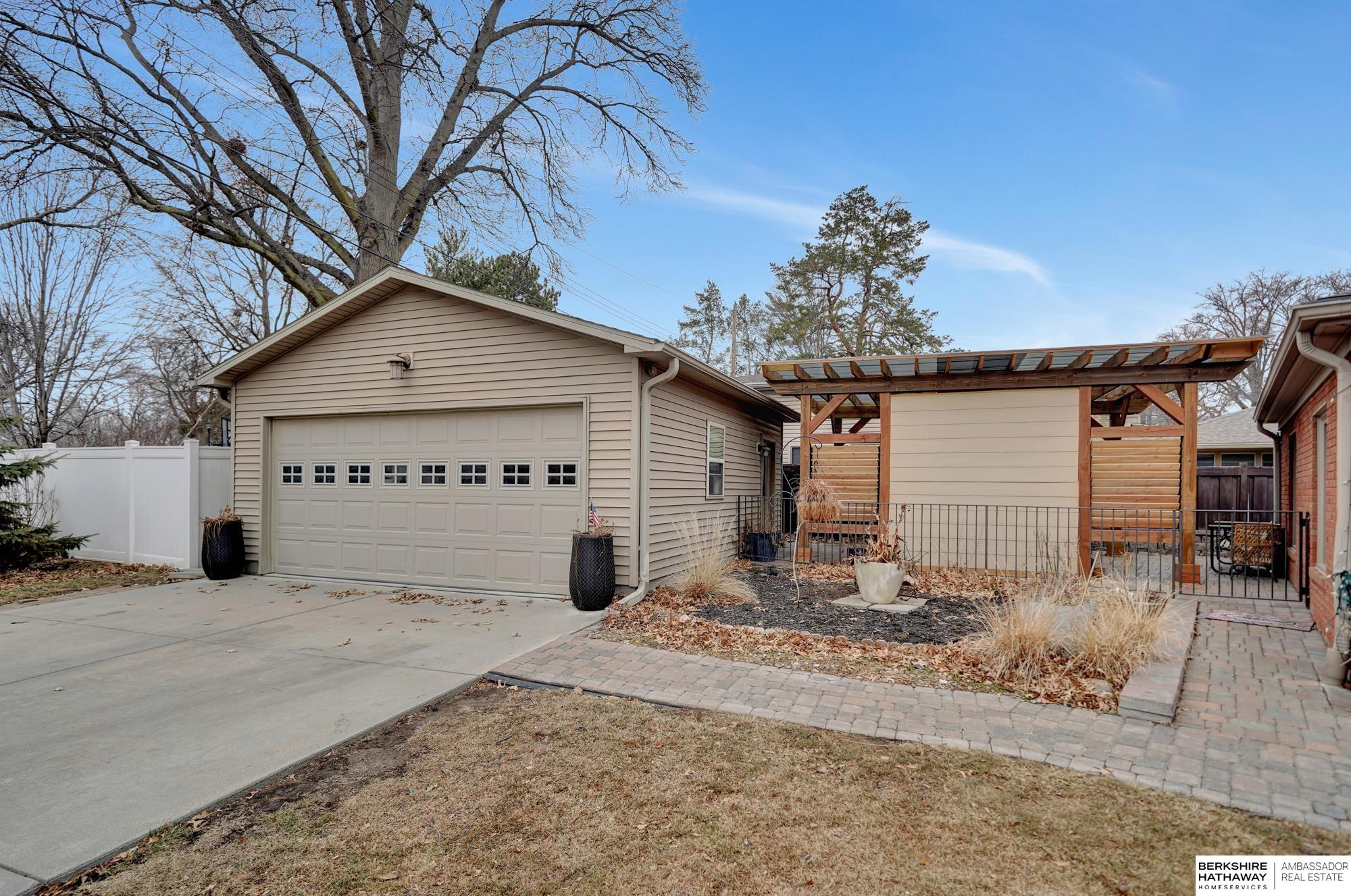 Lincoln, Nebraska 68506, United States, 2 Bedrooms Bedrooms, ,1 BathroomBathrooms,Residential,Pending,9430