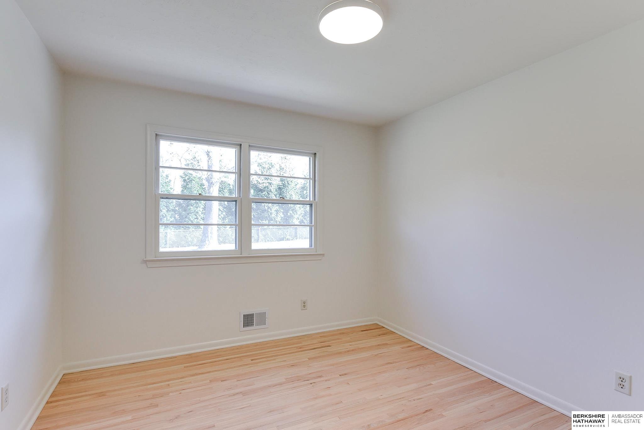 Omaha, Nebraska 68124, United States, 4 Bedrooms Bedrooms, ,3 BathroomsBathrooms,Residential,Pending,26518