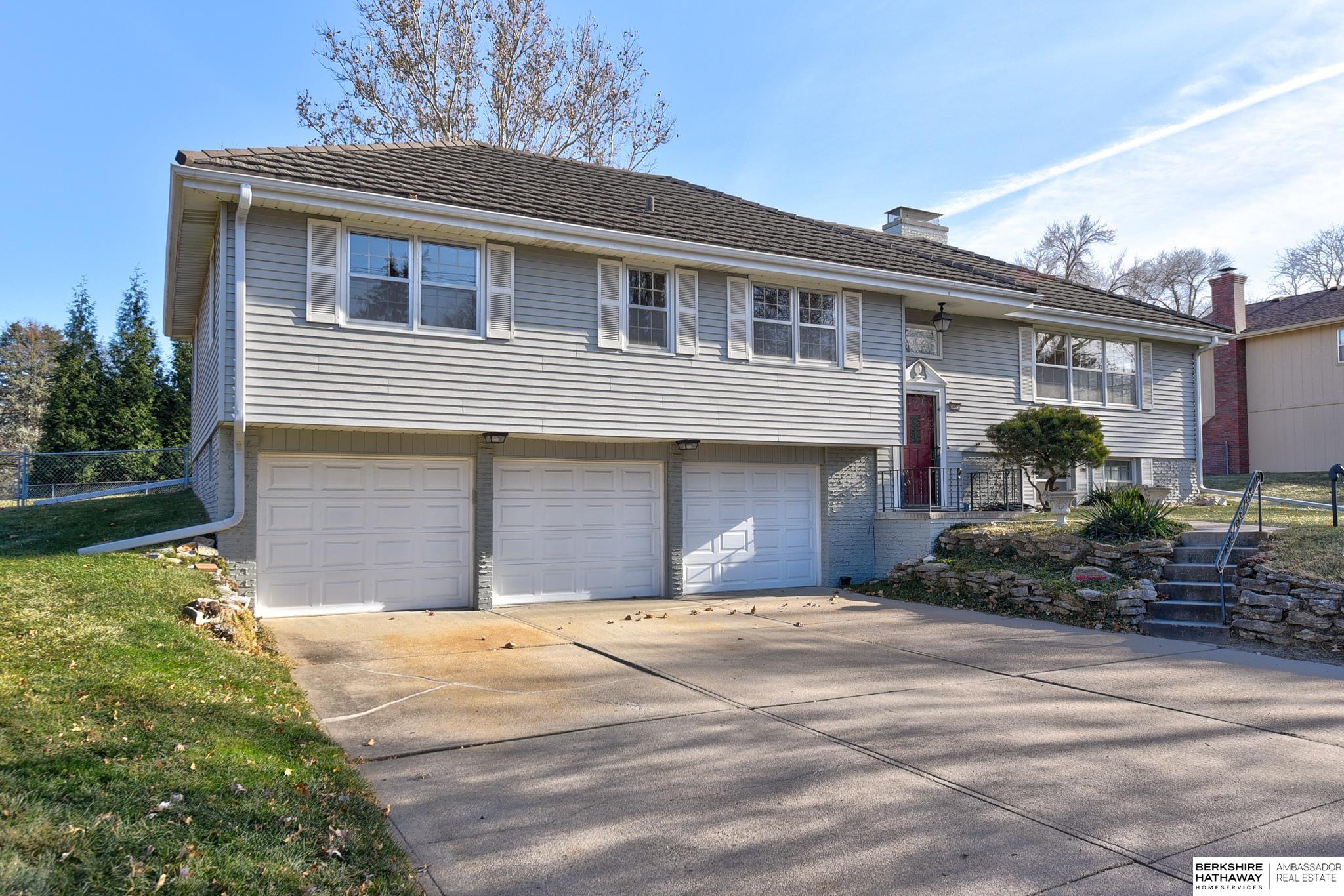 Omaha, Nebraska 68124, United States, 4 Bedrooms Bedrooms, ,3 BathroomsBathrooms,Residential,Pending,26518