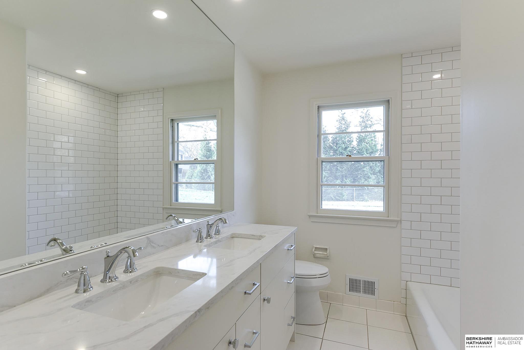 Omaha, Nebraska 68124, United States, 4 Bedrooms Bedrooms, ,3 BathroomsBathrooms,Residential,Pending,26518