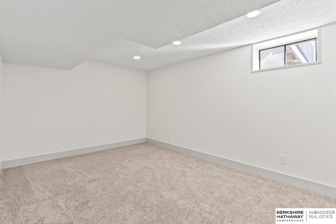 Omaha, Nebraska 68124, United States, 3 Bedrooms Bedrooms, ,2 BathroomsBathrooms,Residential,Pending,4188