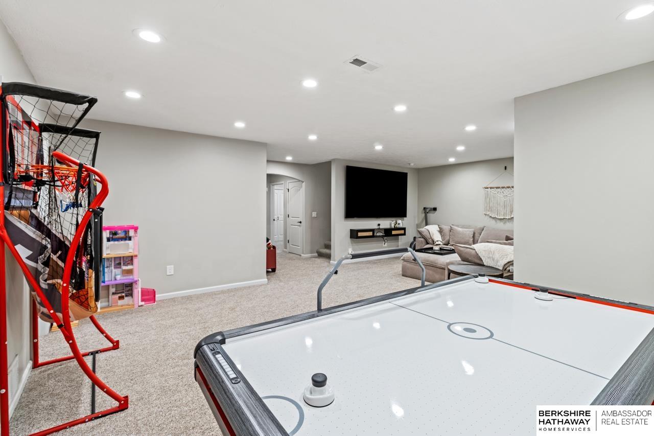 Bennington, Nebraska 68007, United States, 5 Bedrooms Bedrooms, ,3 BathroomsBathrooms,Residential,Pending,116622