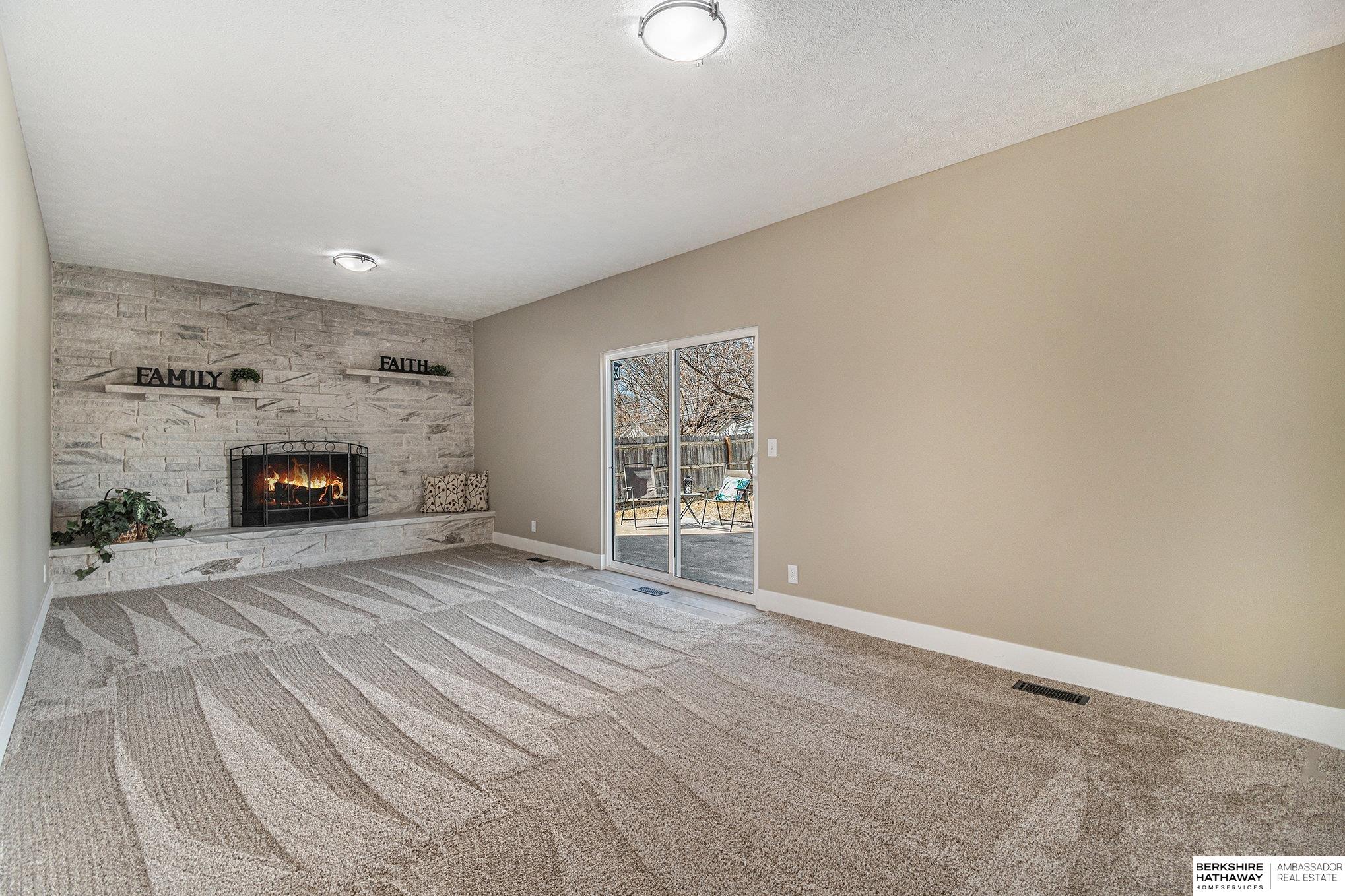 Bellevue, Nebraska 68147, United States, 3 Bedrooms Bedrooms, ,3 BathroomsBathrooms,Residential,Pending,88202