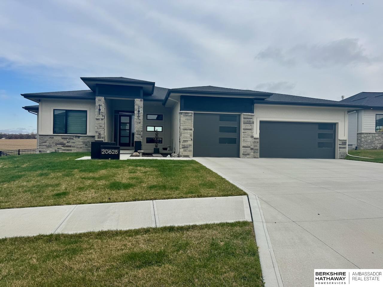 Gretna, Nebraska 68028, United States, 4 Bedrooms Bedrooms, ,3 BathroomsBathrooms,Residential,Pending,105302