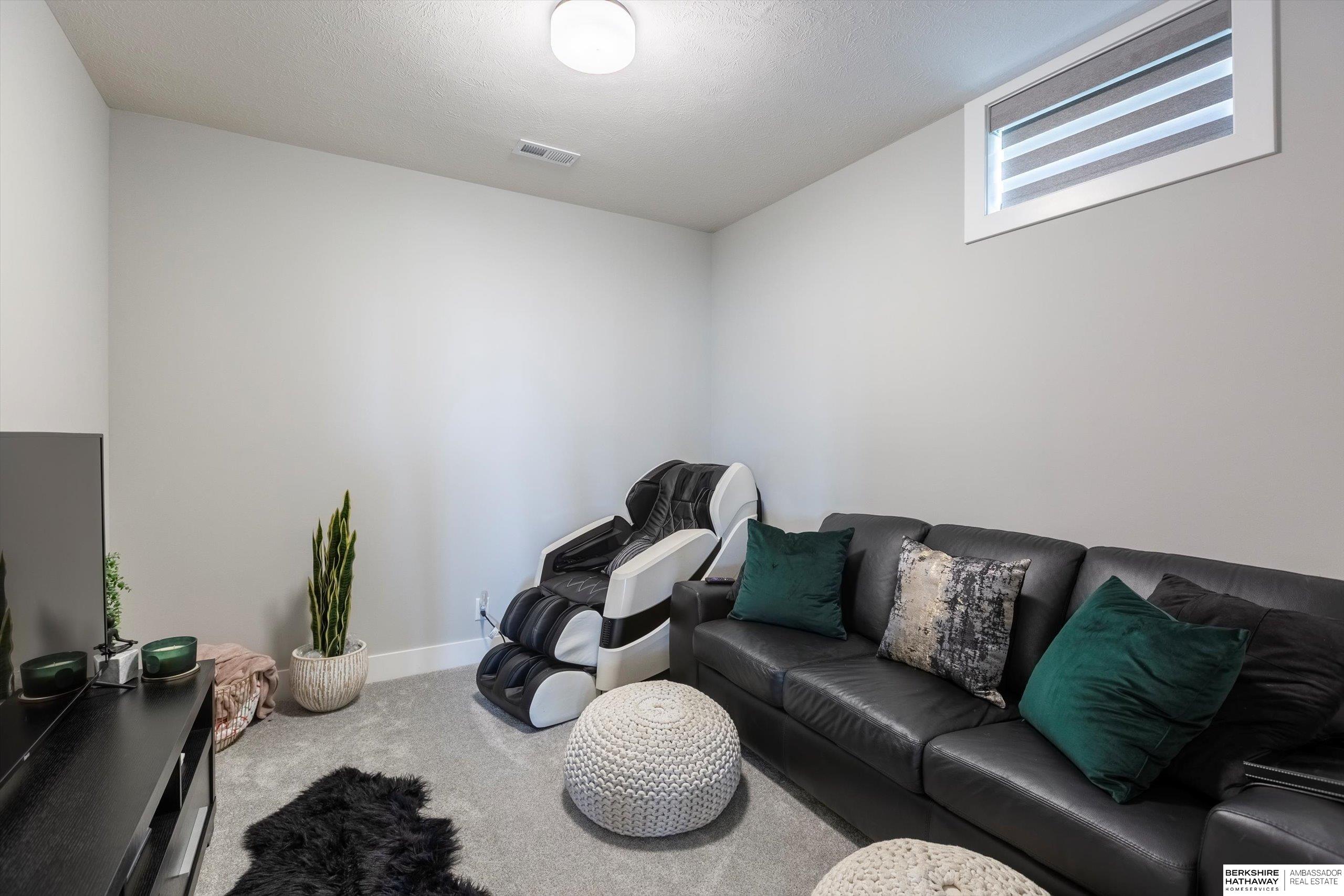 Gretna, Nebraska 68028, United States, 4 Bedrooms Bedrooms, ,3 BathroomsBathrooms,Residential,Pending,105302