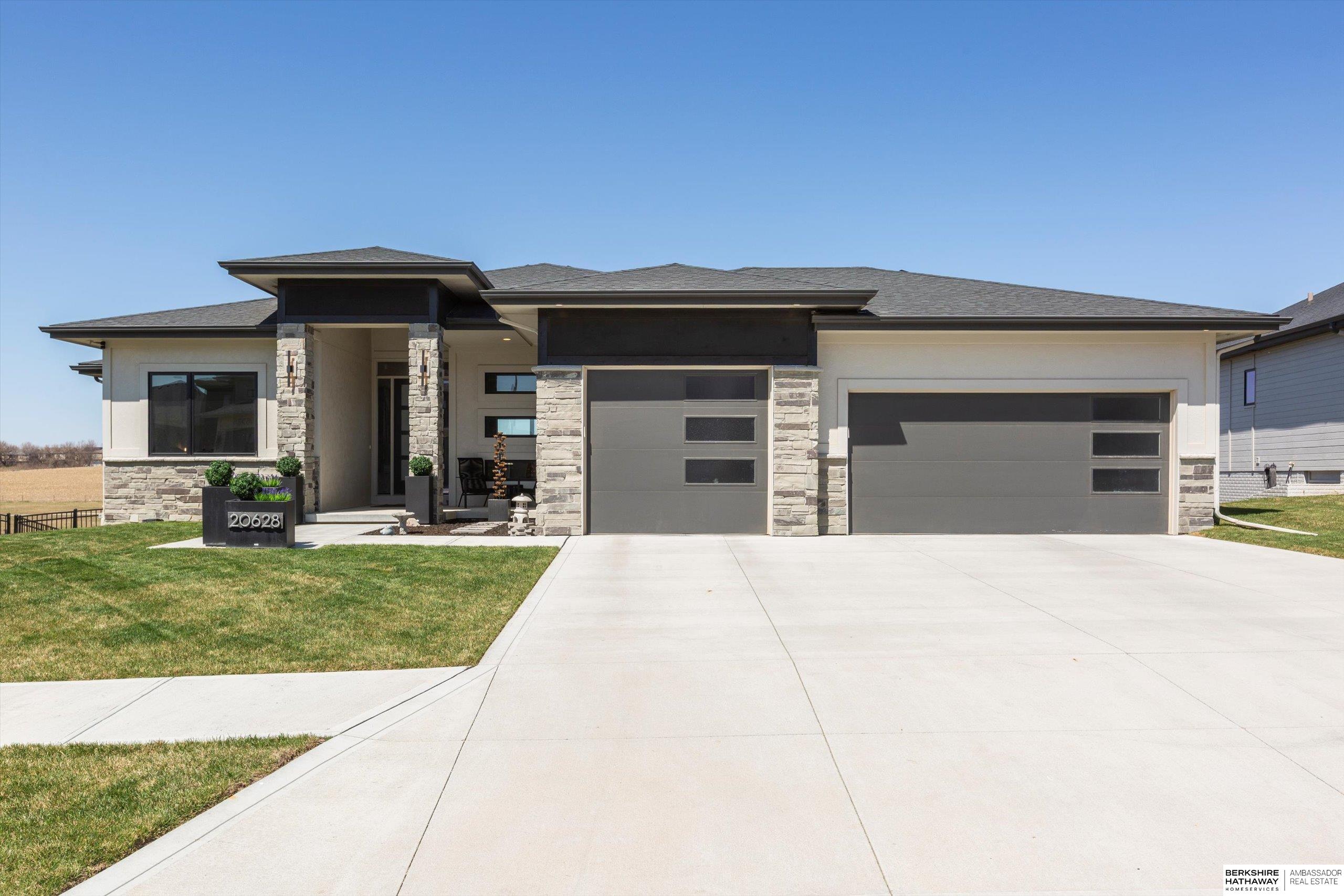 Gretna, Nebraska 68028, United States, 4 Bedrooms Bedrooms, ,3 BathroomsBathrooms,Residential,Pending,105302