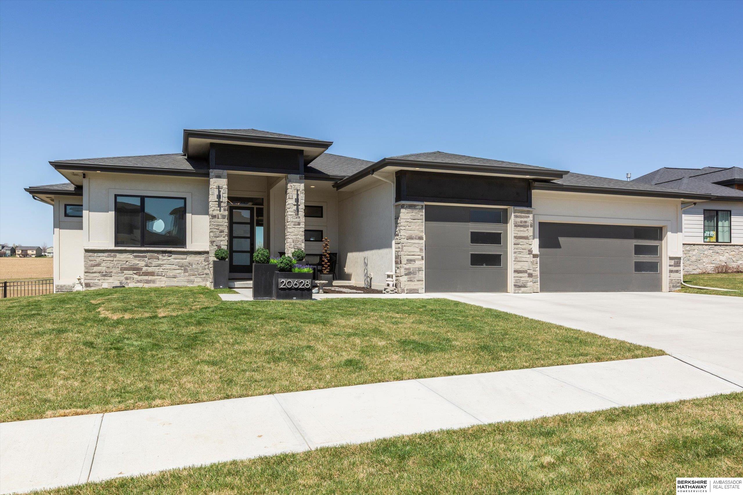 Gretna, Nebraska 68028, United States, 4 Bedrooms Bedrooms, ,3 BathroomsBathrooms,Residential,Pending,105302