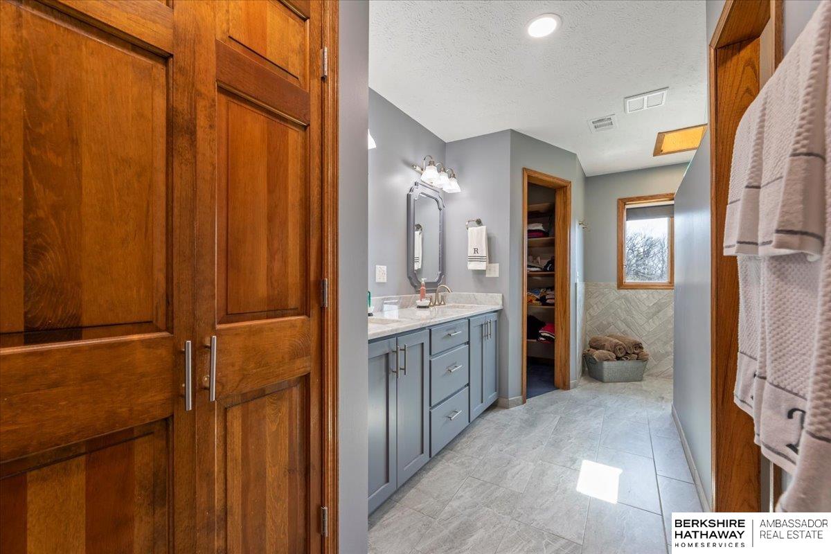 Honey Creek, Iowa 51542, United States, 4 Bedrooms Bedrooms, ,3 BathroomsBathrooms,Residential,Pending,105532