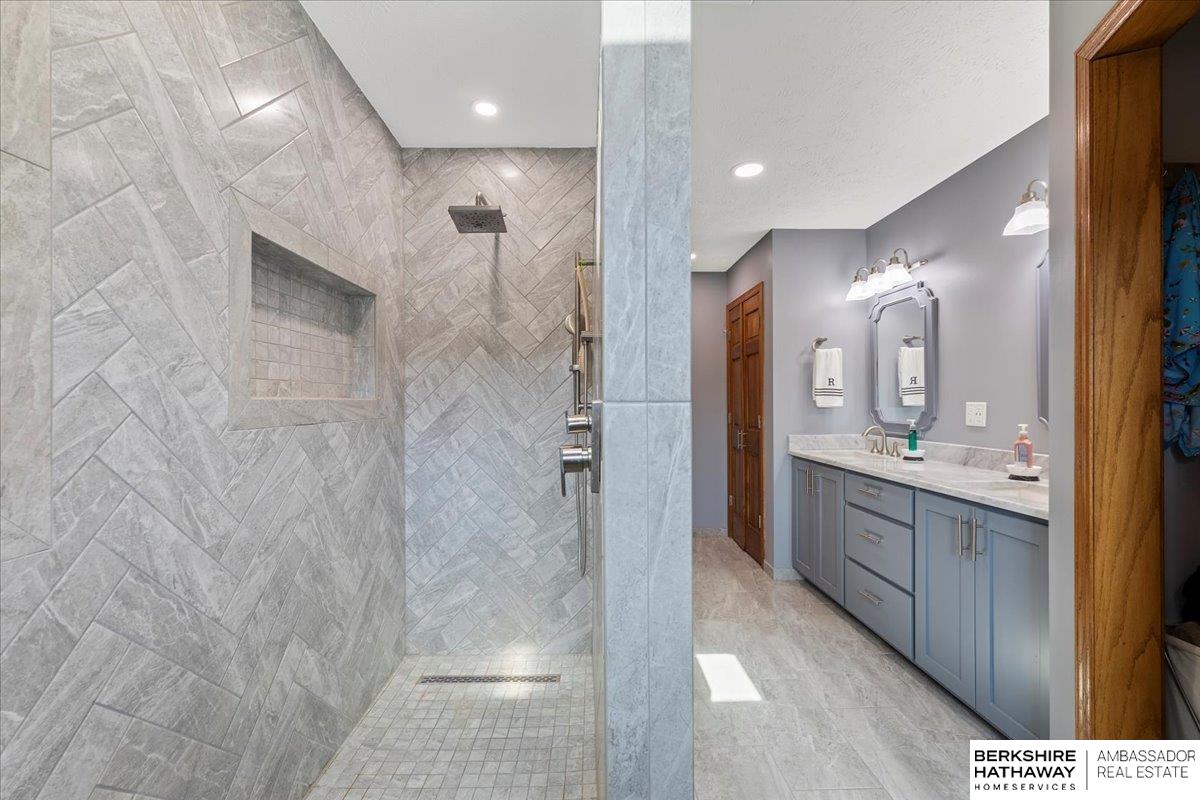 Honey Creek, Iowa 51542, United States, 4 Bedrooms Bedrooms, ,3 BathroomsBathrooms,Residential,Pending,105532