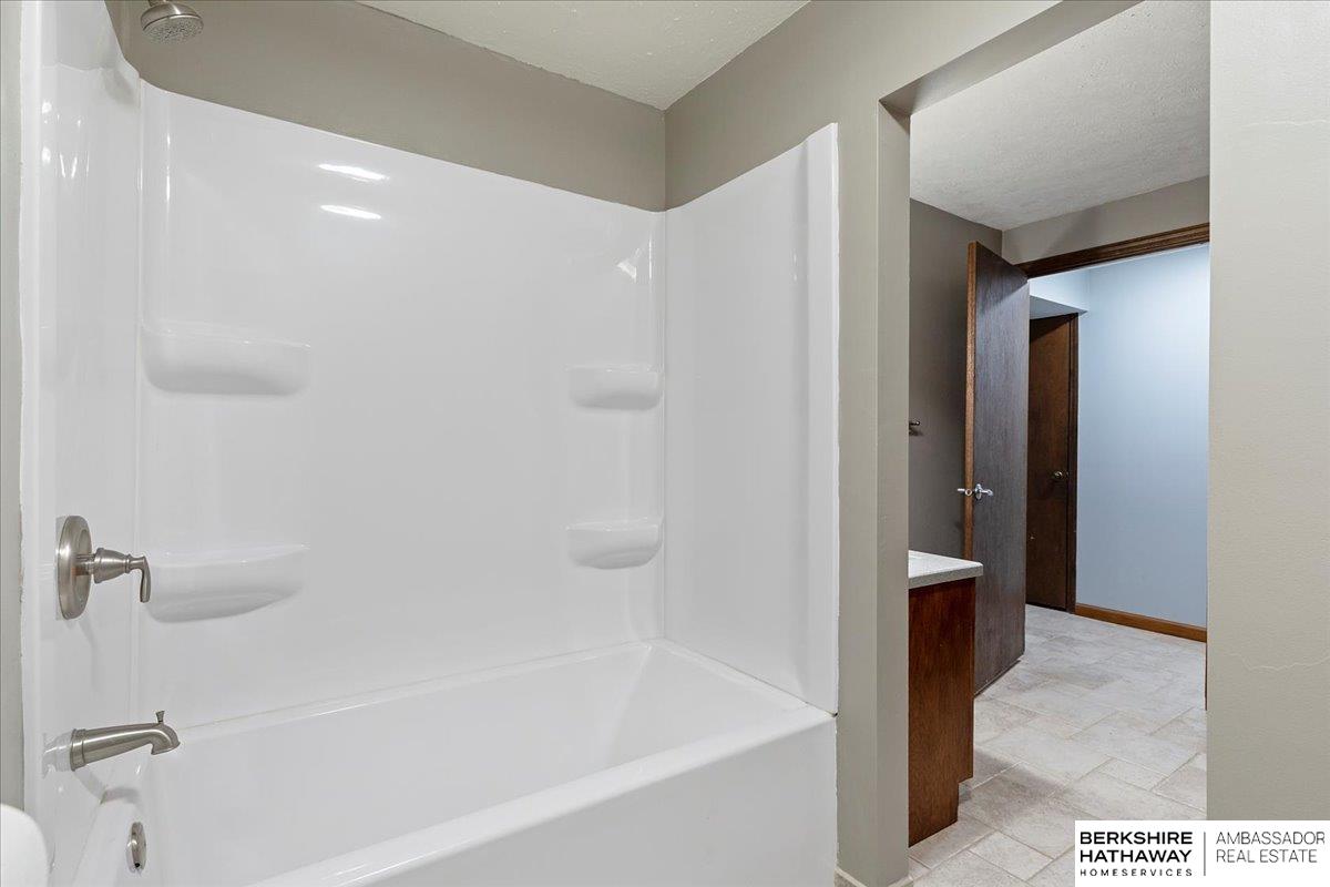 Honey Creek, Iowa 51542, United States, 4 Bedrooms Bedrooms, ,3 BathroomsBathrooms,Residential,Pending,105532