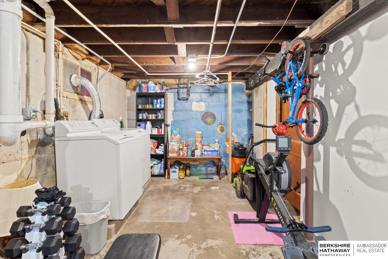 Omaha, Nebraska 68111, United States, 2 Bedrooms Bedrooms, ,1 BathroomBathrooms,Residential,Pending,111030