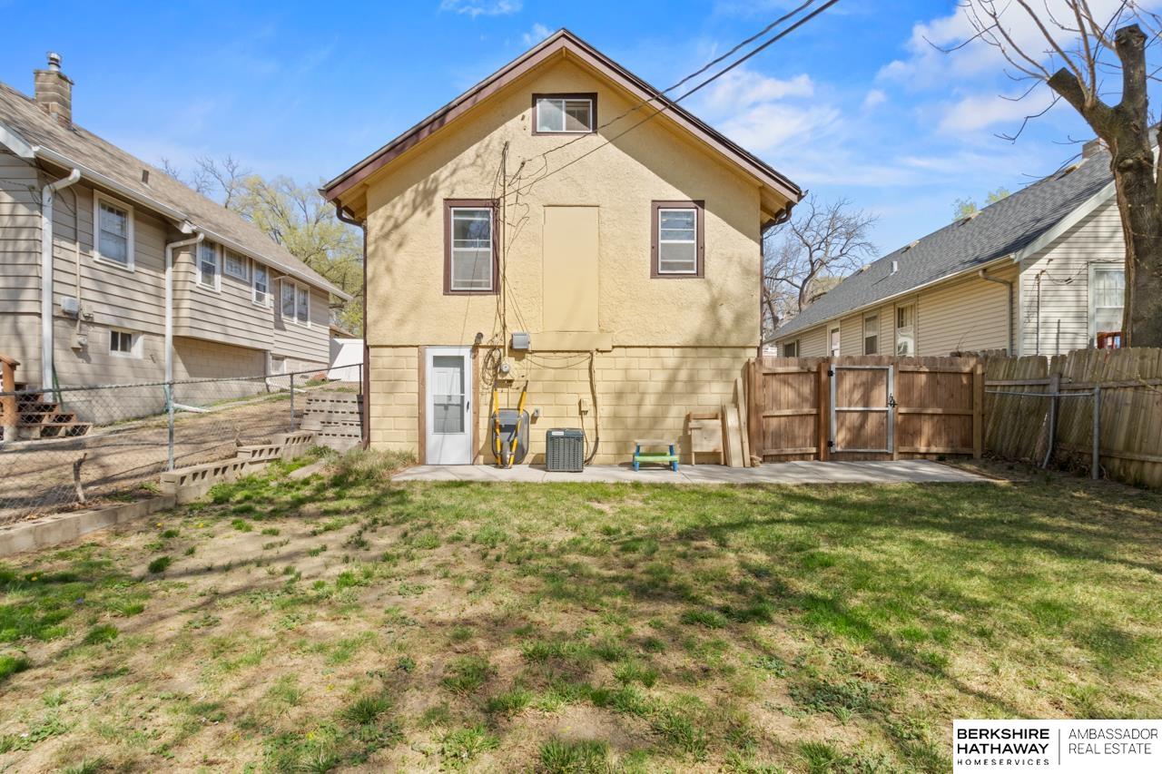 Omaha, Nebraska 68111, United States, 2 Bedrooms Bedrooms, ,1 BathroomBathrooms,Residential,Pending,111030