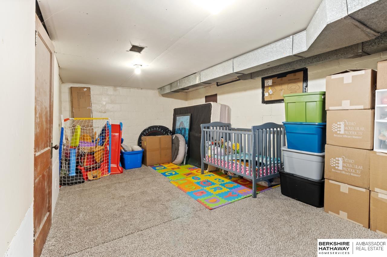 Omaha, Nebraska 68111, United States, 2 Bedrooms Bedrooms, ,1 BathroomBathrooms,Residential,Pending,111030