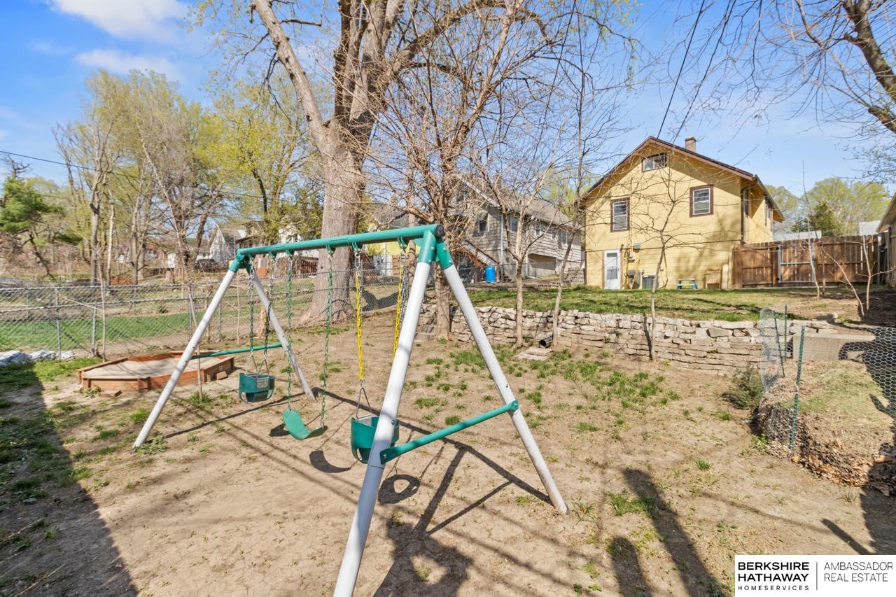 Omaha, Nebraska 68111, United States, 2 Bedrooms Bedrooms, ,1 BathroomBathrooms,Residential,Pending,111030