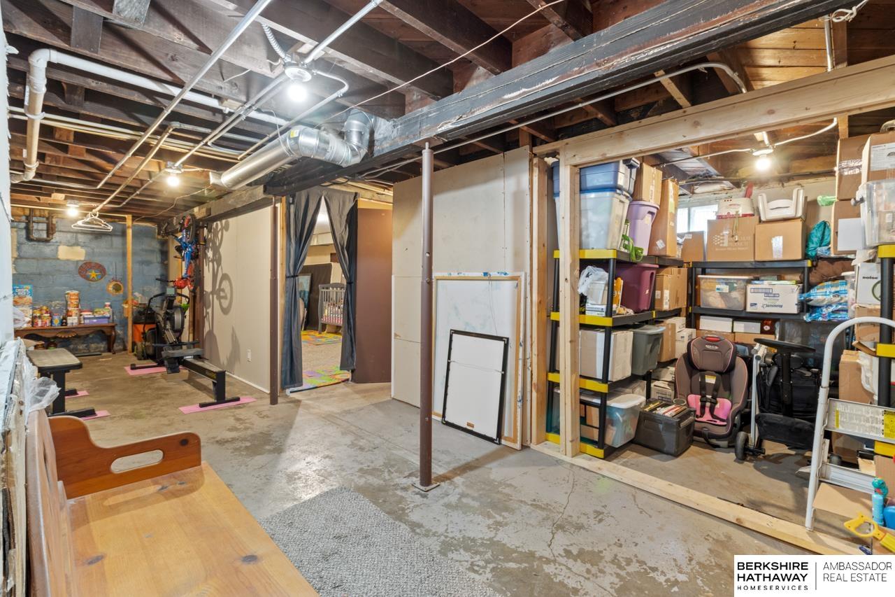 Omaha, Nebraska 68111, United States, 2 Bedrooms Bedrooms, ,1 BathroomBathrooms,Residential,Pending,111030