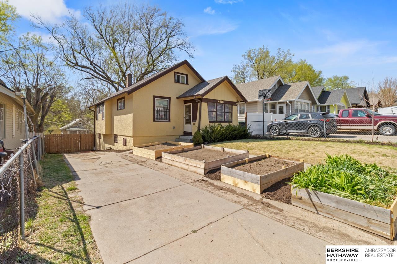 Omaha, Nebraska 68111, United States, 2 Bedrooms Bedrooms, ,1 BathroomBathrooms,Residential,Pending,111030