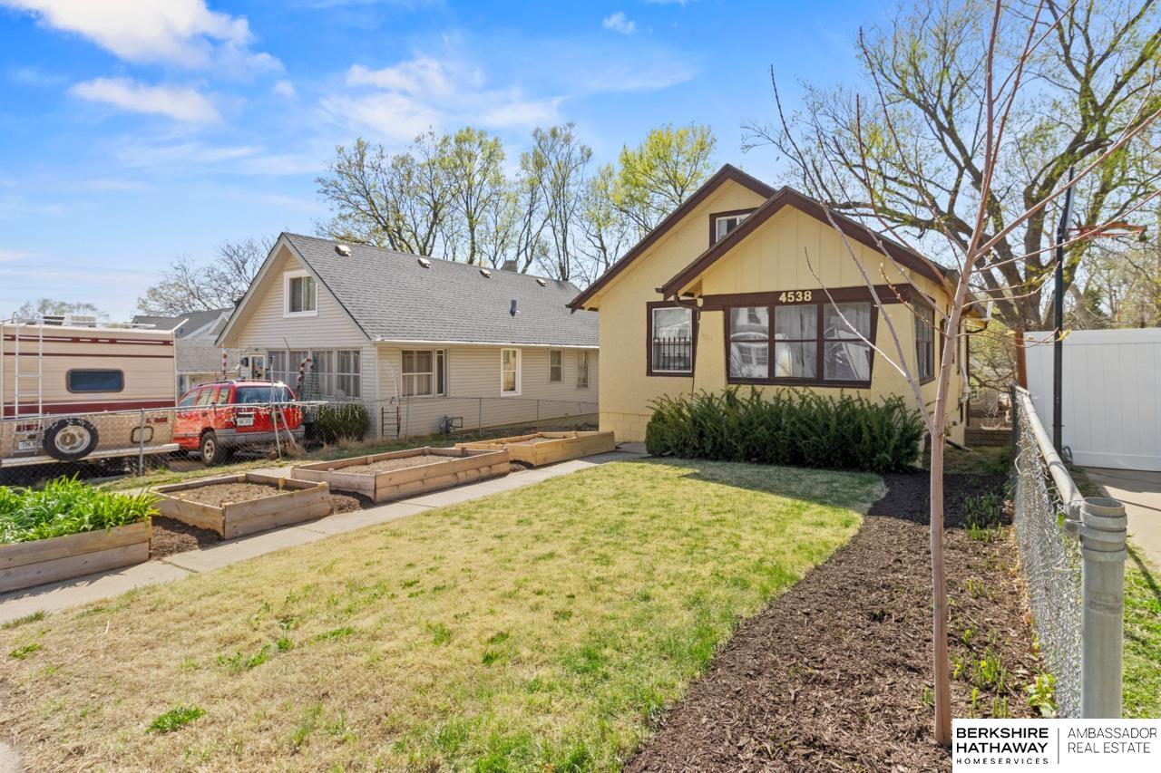 Omaha, Nebraska 68111, United States, 2 Bedrooms Bedrooms, ,1 BathroomBathrooms,Residential,Pending,111030