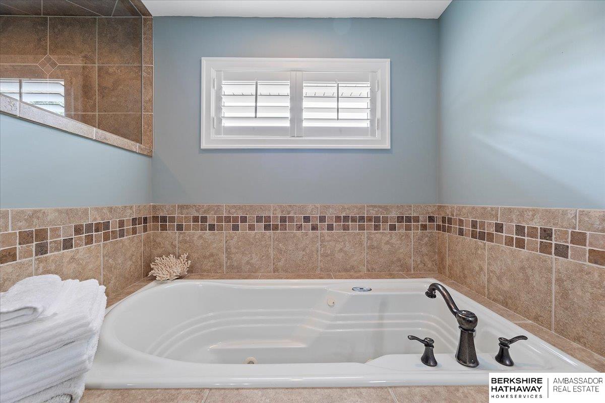 Bellevue, Nebraska 68005, United States, 5 Bedrooms Bedrooms, ,5 BathroomsBathrooms,Residential,Pending,4202