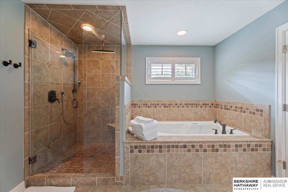 Bellevue, Nebraska 68005, United States, 5 Bedrooms Bedrooms, ,5 BathroomsBathrooms,Residential,Pending,4202