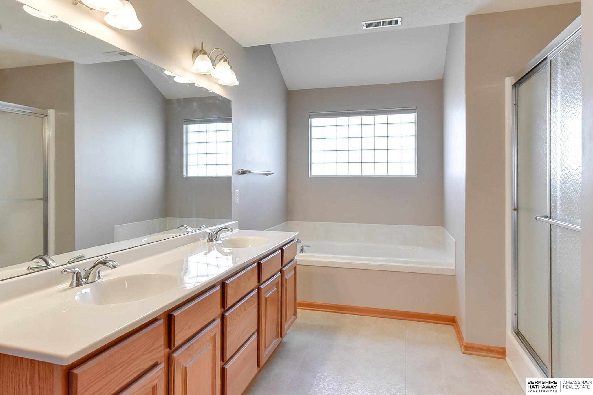 Omaha, Nebraska 68116, United States, 5 Bedrooms Bedrooms, ,3 BathroomsBathrooms,Residential,Pending,41645