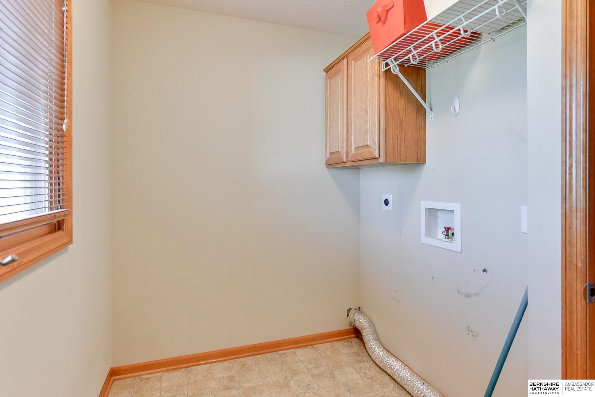 Omaha, Nebraska 68116, United States, 5 Bedrooms Bedrooms, ,3 BathroomsBathrooms,Residential,Pending,41645