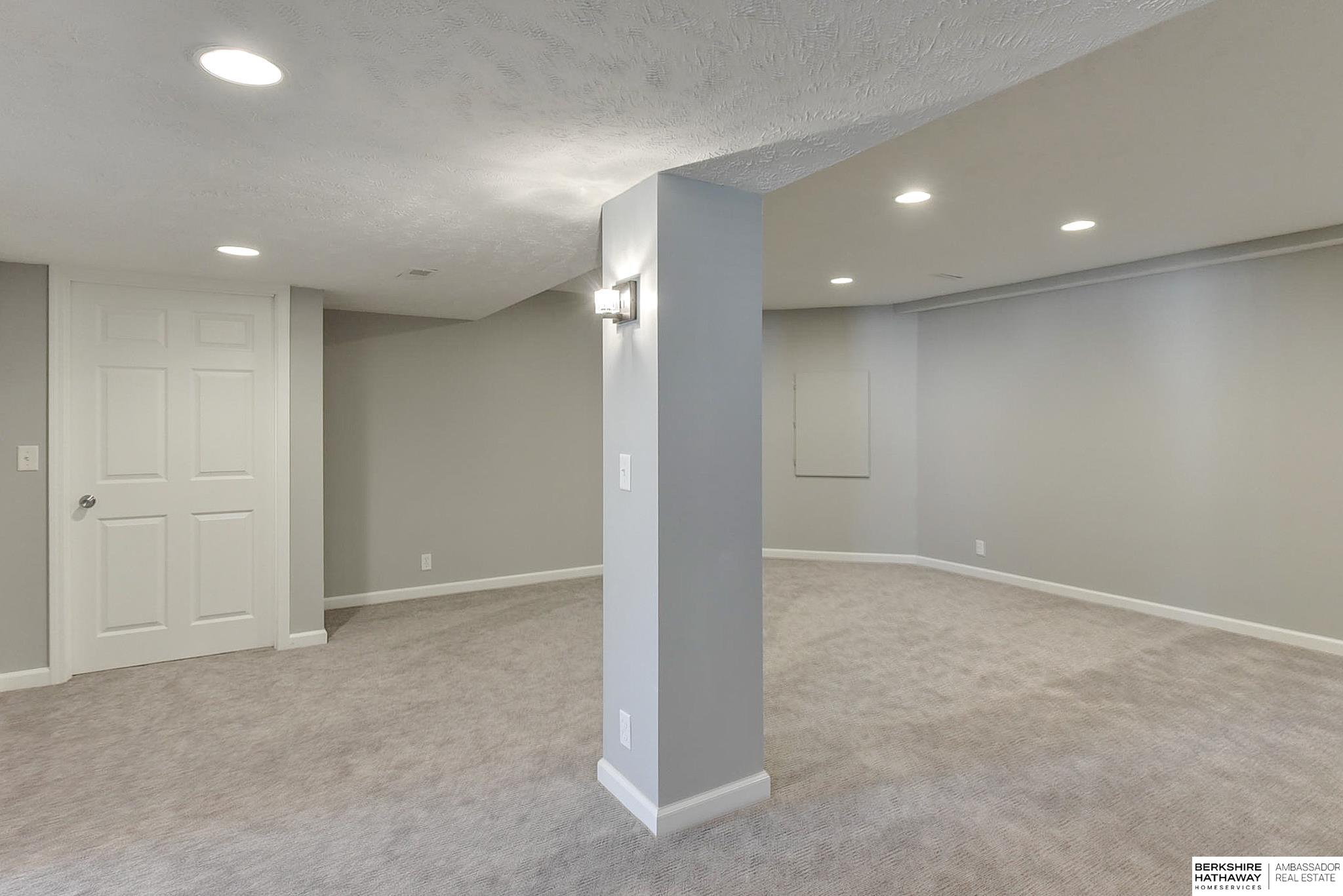 Omaha, Nebraska 68116, United States, 5 Bedrooms Bedrooms, ,3 BathroomsBathrooms,Residential,Pending,41645