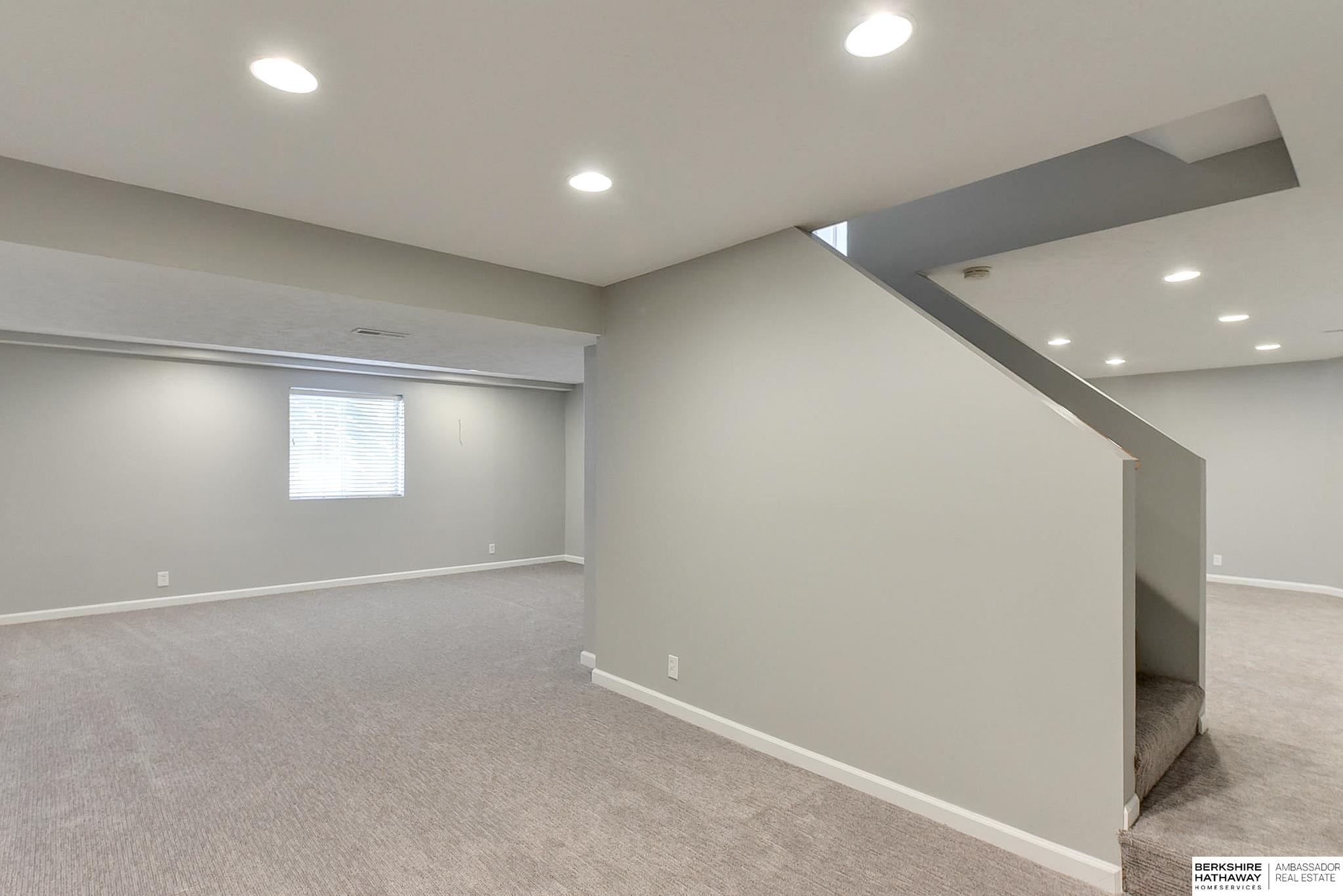 Omaha, Nebraska 68116, United States, 5 Bedrooms Bedrooms, ,3 BathroomsBathrooms,Residential,Pending,41645