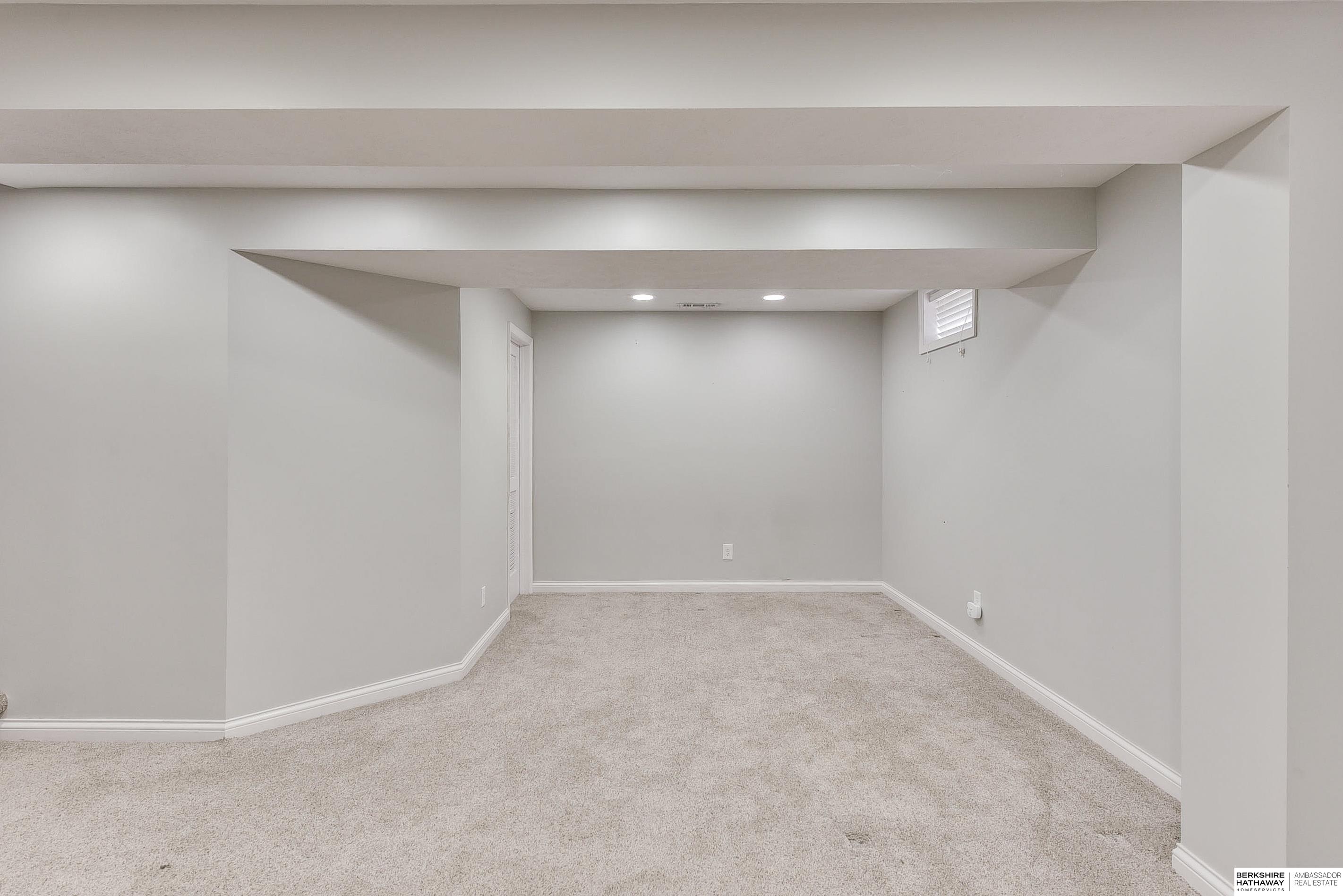 Omaha, Nebraska 68135, United States, 3 Bedrooms Bedrooms, ,3 BathroomsBathrooms,Residential,Pending,101819